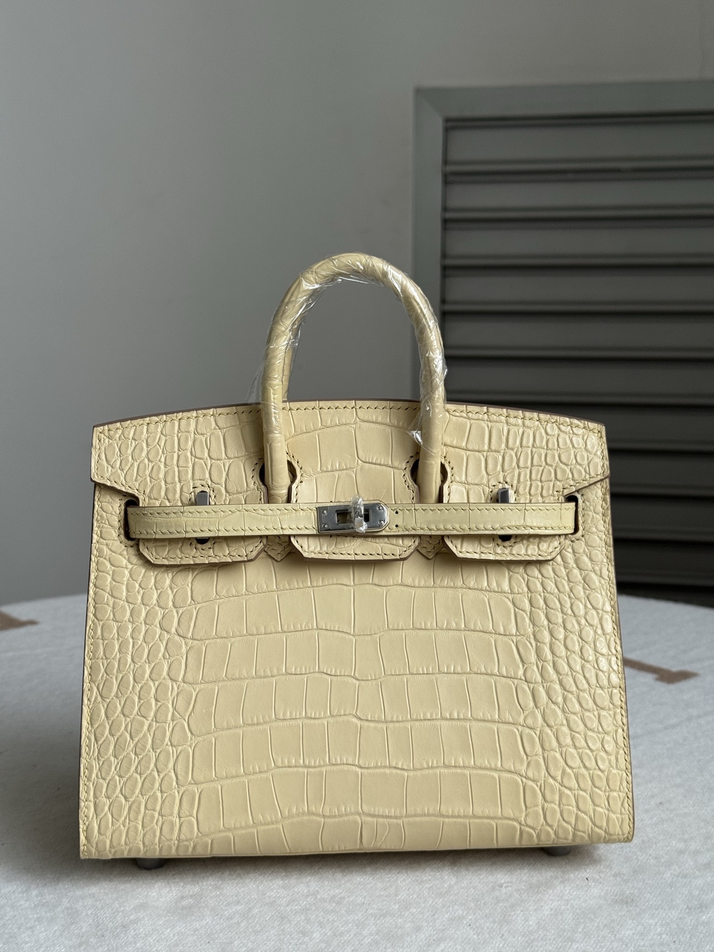 NO:851746,Newly available Birkin20, vanilla color, imported American matte crocodile skin, three front belly cuts, all-steel hardware, hand-made copper nails, imported sheepskin lining, hand-stitched wax thread, Hermes, hermes, sheepskin, crocodile skin, Hermes,19860909新出现货Birkin20 香草色 进口美洲雾面鳄鱼皮 三张正肚皮开料 全钢五金 手打铜钉 内里配进口羊皮 手缝蜡线,爱马仕,hermes,sheepskin,crocodile skin,Hermes,,Bag