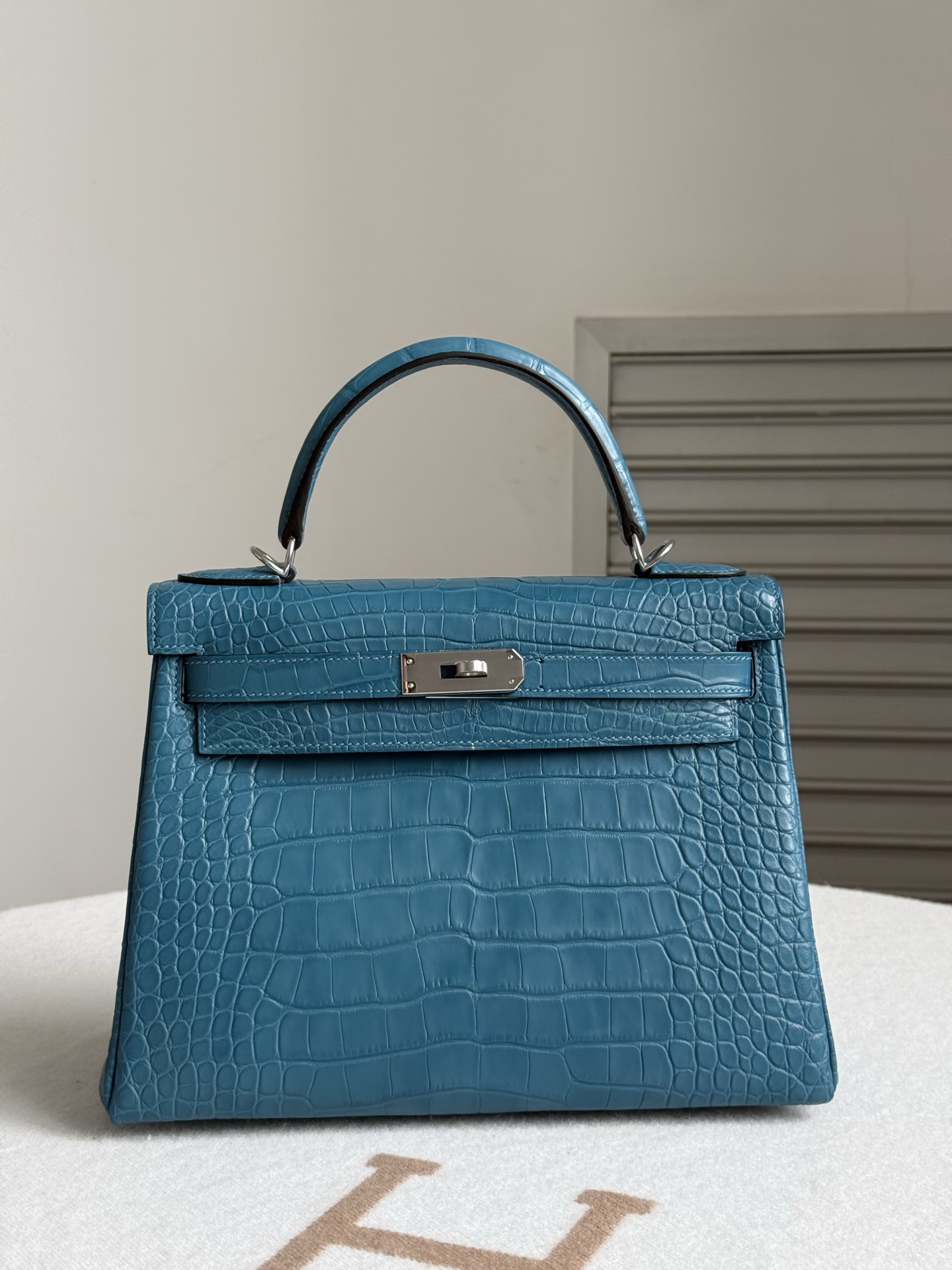 NO:811655,Actual shot of Kelly kelly28, duck blue/silver, imported American matte crocodile skin, three belly leather cuts, full set of hand nailed hardware, imported sheepskin lining, hand-stitched wax thread, Hermes, hermes, sheepskin, crocodile skin, Hermes,19860909现货实拍凯莉kelly28 鸭子蓝/银 进口美洲雾面鳄鱼皮 三张正肚子皮开料 全套手打钉五金 内里进口羊皮内里 手缝蜡线,爱马仕,hermes,sheepskin,crocodile skin,Hermes,,Bag