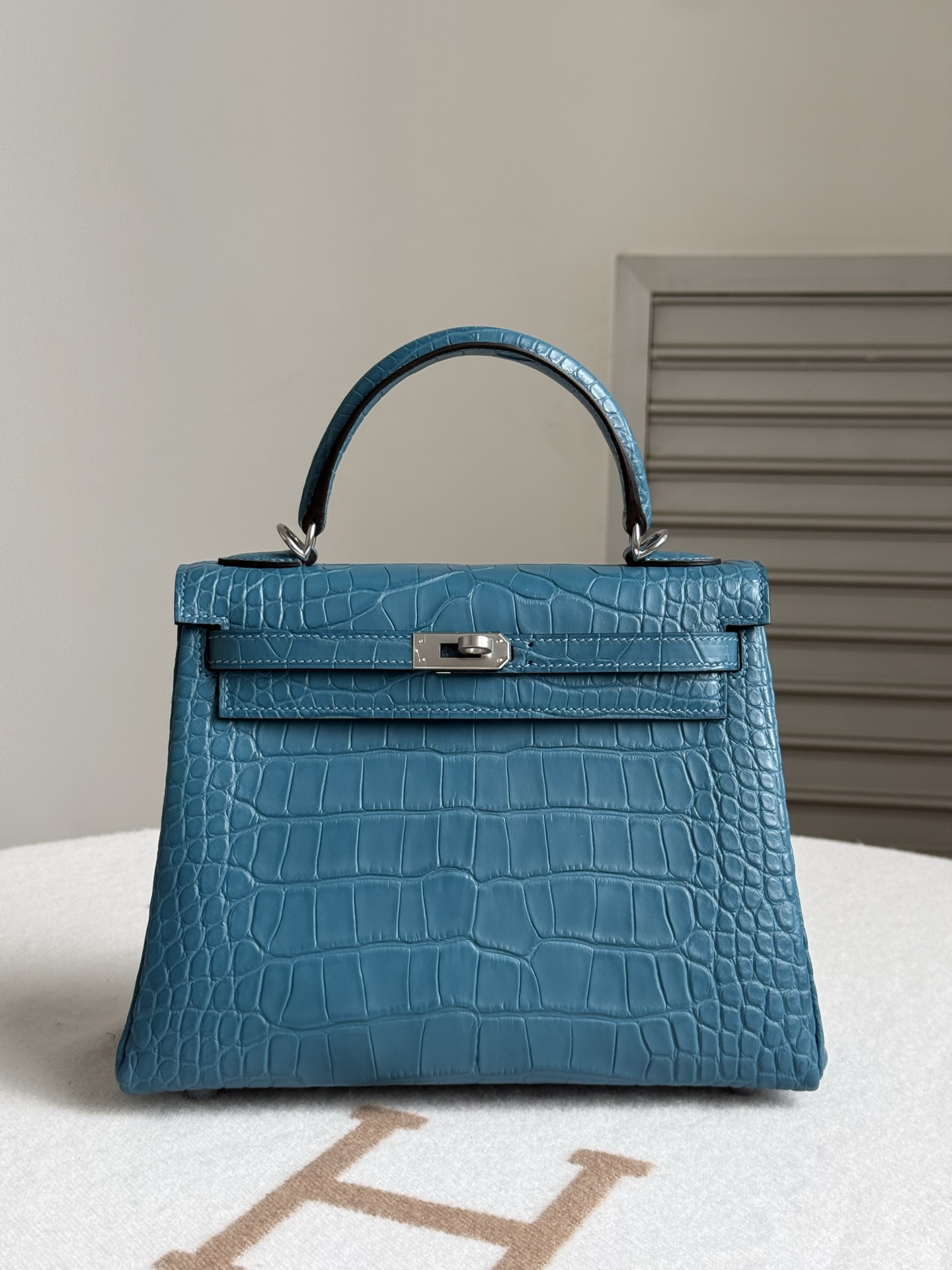 NO:811973,New arrivals kelly25 duck blue/silver imported HC matte American crocodile belly three belly openings imported sheepskin lining hand-stitched wax thread, Hermes, hermes, sheepskin, Hermes,19860909新出现货kelly25 鸭子蓝/银 进口HC 雾面美洲鳄鱼肚皮 三张正肚子开料 内里配进口羊皮 手缝蜡线,爱马仕,hermes,sheepskin,Hermes,,Bag