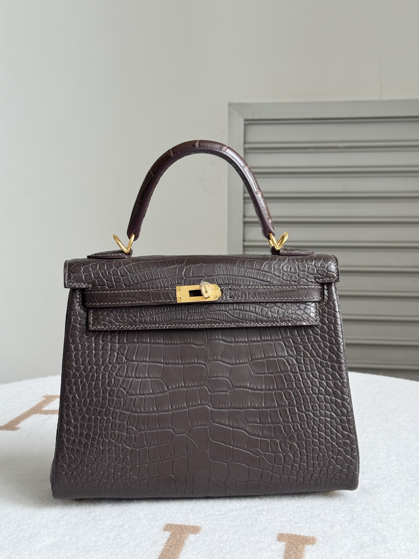 NO:811963,New arrivals Kelly 25 chocolate brown imported hc matte American crocodile skin three matching skins imported sheepskin lining all steel hardware hand nailed top hand sewing wax thread, Hermes, hermes, sheepskin, crocodile skin, Hermes,19860909新出现货凯莉 kelly 25 巧克力棕 进口hc雾面美洲鳄鱼皮 对版三张皮 内里配进口羊皮 全钢五金 手打钉 顶级手缝蜡线,爱马仕,hermes,sheepskin,crocodile skin,Hermes,,Bag