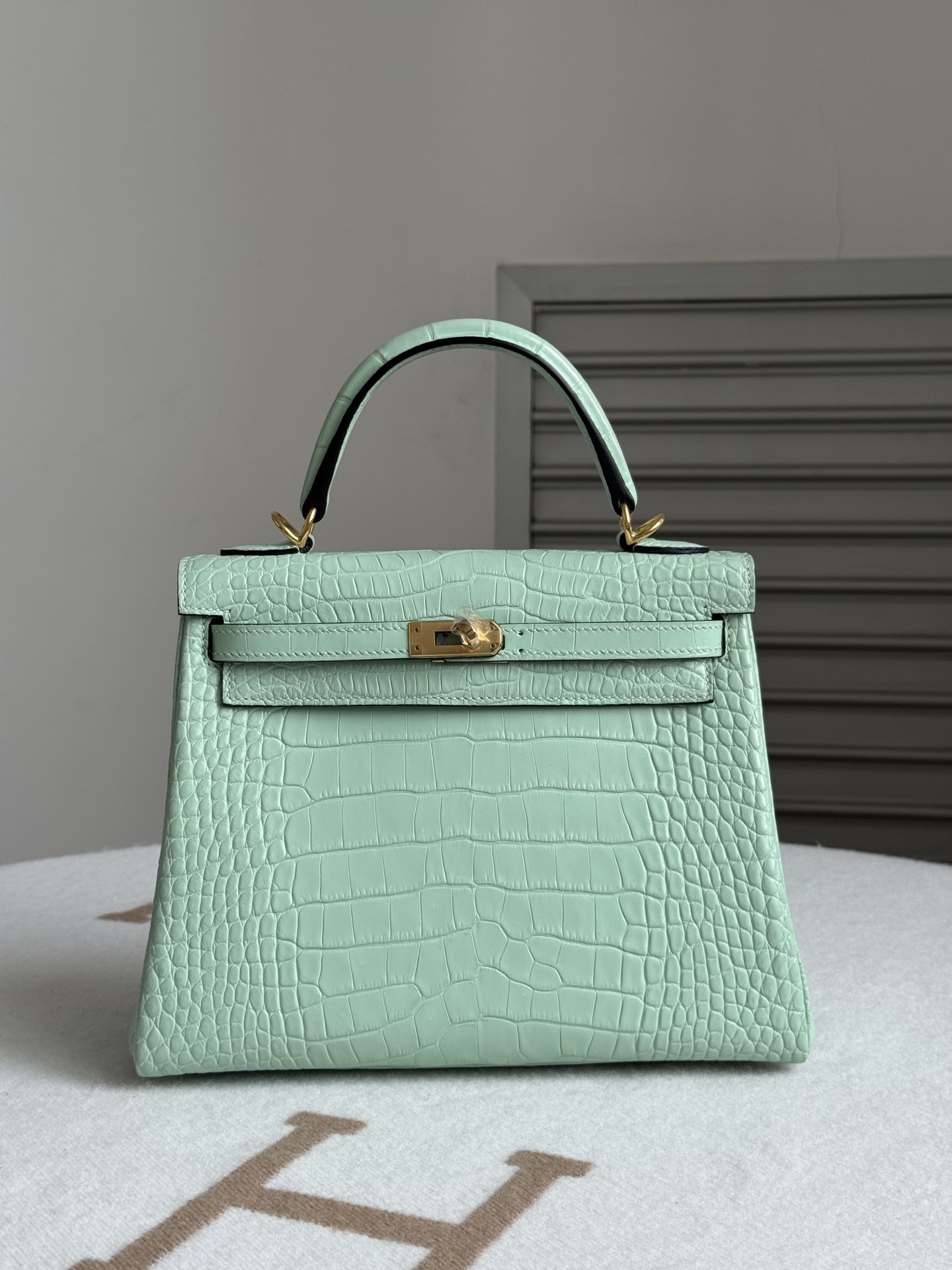 NO:852456,kelly25 imported American matte crocodile skin, 6U mint green, three opposite belly cuts, imported sheepskin lining, full set of hand nailed hardware [color], Hermes, hermes, sheepskin, crocodile skin, Hermes,19860909kelly25进口美洲雾面鳄鱼皮,6U薄荷绿色,对版三张正肚皮开料,内里配进口羊皮,全套手打钉五金[色],爱马仕,hermes,sheepskin,crocodile skin,Hermes,,Bag
