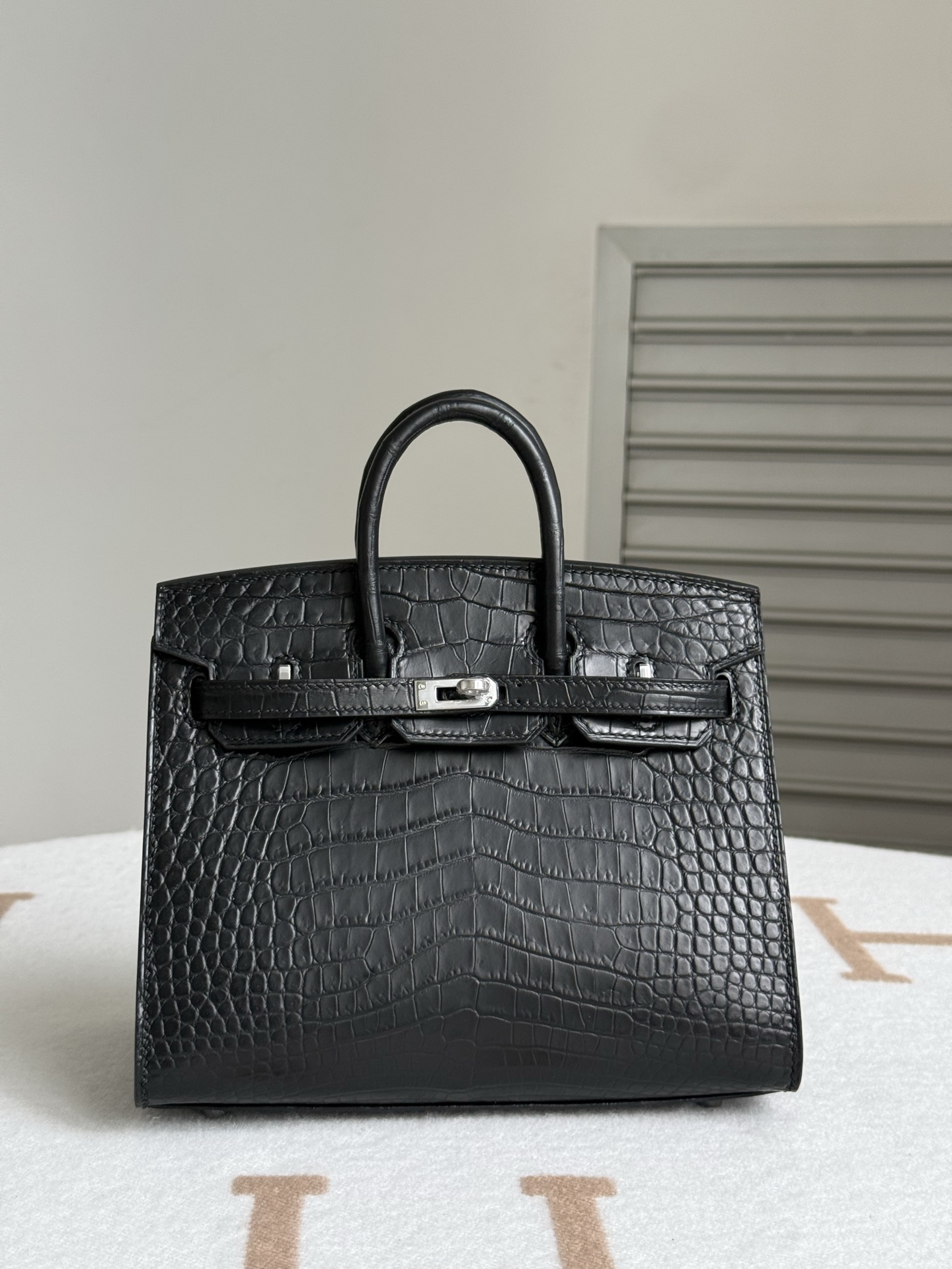 NO:851757,Newly available Birkin20 black imported American matte crocodile skin three front belly cuts all steel hardware hand-made copper nails imported sheepskin lining hand-stitched wax thread, Hermes, hermes, sheepskin, crocodile skin, Hermes,19860909新出现货Birkin20 黑色 进口美洲雾面鳄鱼皮 三张正肚皮开料 全钢五金 手打铜钉 内里配进口羊皮 手缝蜡线,爱马仕,hermes,sheepskin,crocodile skin,Hermes,,Bag