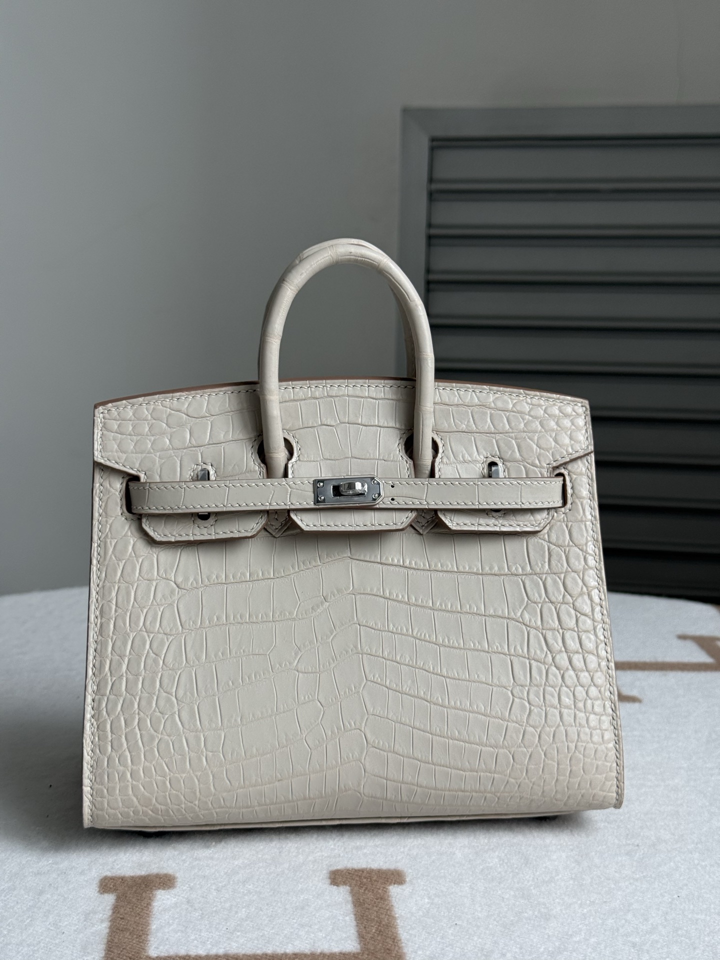 NO:851768,Newly available Birkin20, imported American matte crocodile skin, three front belly cuts, all-steel hardware, hand-made copper nails, imported sheepskin lining, hand-stitched wax thread, Hermes, hermes, sheepskin, crocodile skin, Hermes,19860909新出现货Birkin20 进口美洲雾面鳄鱼皮 三张正肚皮开料 全钢五金 手打铜钉 内里配进口羊皮 手缝蜡线,爱马仕,hermes,sheepskin,crocodile skin,Hermes,,Bag