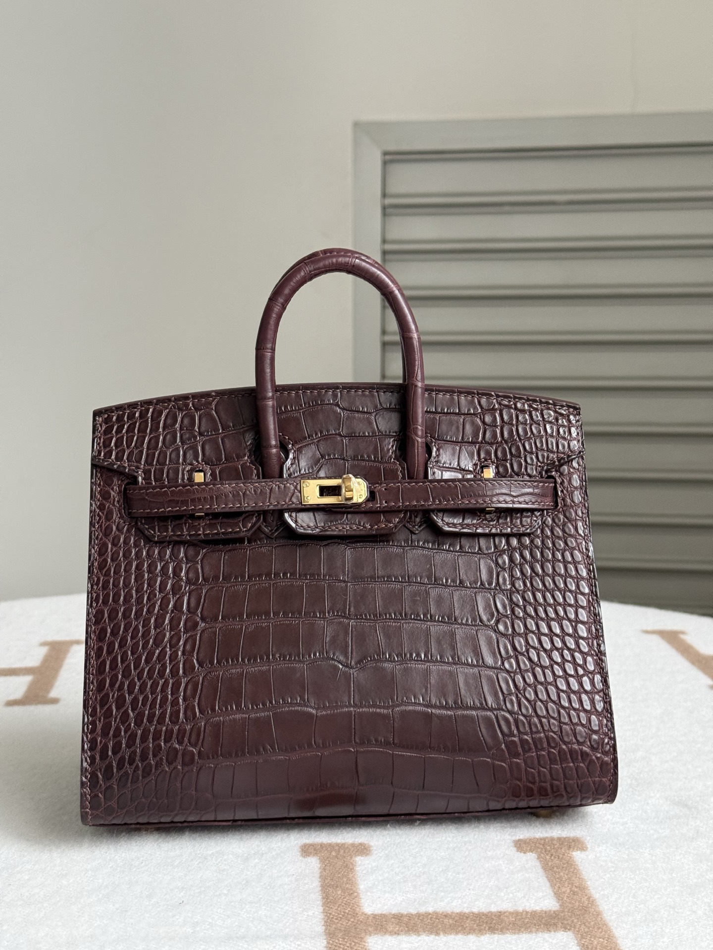 NO:851825,Newly available Birkin20 Havana color, imported American matte crocodile skin, pure water dyeing, three front belly cuts, all-steel hardware, hand-made copper nails, imported sheepskin lining, hand-stitched wax thread, Hermes, hermes, sheepskin, crocodile skin, Hermes,19860909新出现货Birkin20 哈瓦那色 进口美洲雾面鳄鱼皮 纯水染 三张正肚皮开料 全钢五金 手打铜钉 内里配进口羊皮 手缝蜡线,爱马仕,hermes,sheepskin,crocodile skin,Hermes,,Bag