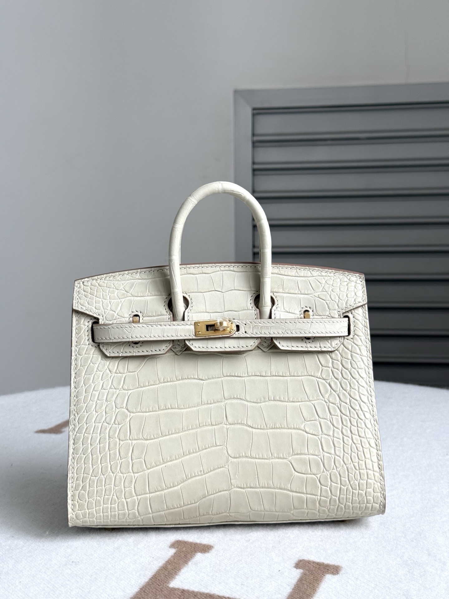 NO:851797,Newly available Birkin20 Glacier White Imported American matte crocodile skin Pure water dyeing Three front belly cuts All-steel hardware Hand-made copper nails Imported sheepskin lining Hand-stitched wax thread, Hermes, hermes, sheepskin, crocodile skin, Hermes,19860909新出现货Birkin20 冰川白 进口美洲雾面鳄鱼皮 纯水染 三张正肚皮开料 全钢五金 手打铜钉 内里配进口羊皮 手缝蜡线,爱马仕,hermes,sheepskin,crocodile skin,Hermes,,Bag