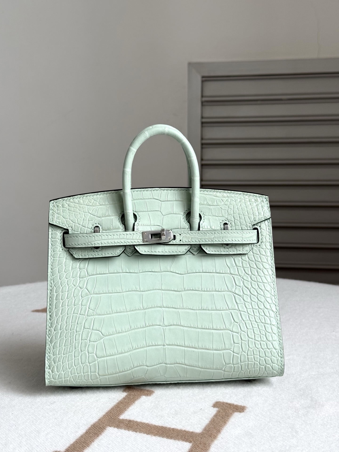 NO:851807,Newly available Birkin20 mint green imported American matte crocodile skin pure water dyeing three front belly cuts all steel hardware hand-made copper nails lining with imported sheepskin hand-stitched wax thread, Hermes, hermes, sheepskin, crocodile skin, Hermes,19860909新出现货Birkin20 薄荷绿 进口美洲雾面鳄鱼皮 纯水染 三张正肚皮开料 全钢五金 手打铜钉 内里配进口羊皮 手缝蜡线,爱马仕,hermes,sheepskin,crocodile skin,Hermes,,Bag