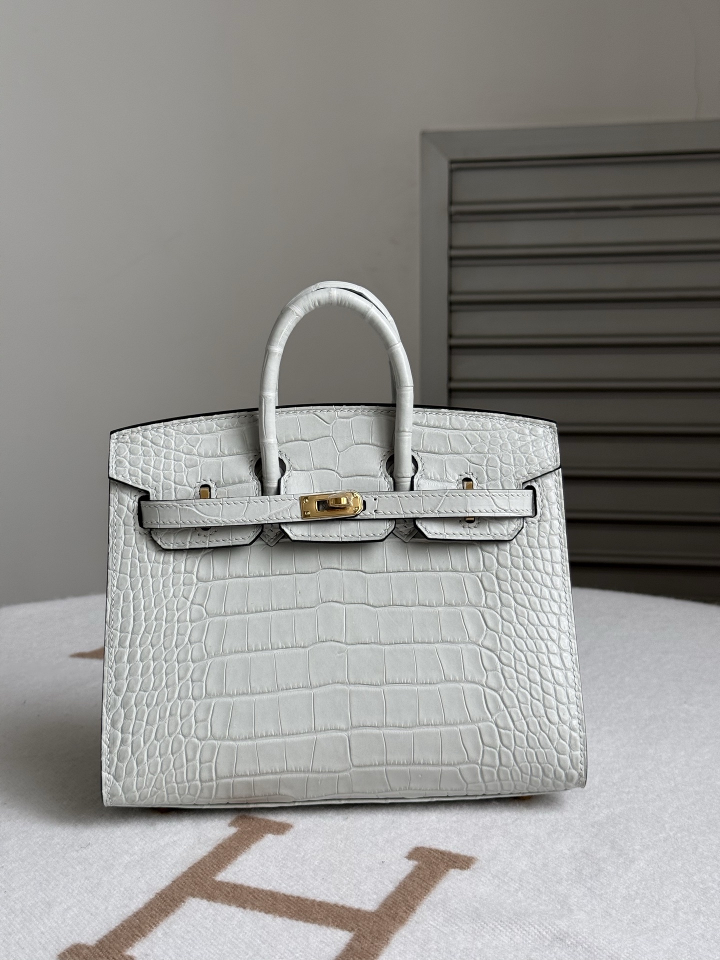 NO:851817,Newly available Birkin20 crystal gray imported American matte crocodile skin pure water dyeing three front belly cuts all steel hardware hand-made copper nails lining with imported sheepskin hand-stitched wax thread, Hermes, hermes, sheepskin, crocodile skin, Hermes,19860909新出现货Birkin20 水晶灰 进口美洲雾面鳄鱼皮 纯水染 三张正肚皮开料 全钢五金 手打铜钉 内里配进口羊皮 手缝蜡线,爱马仕,hermes,sheepskin,crocodile skin,Hermes,,Bag