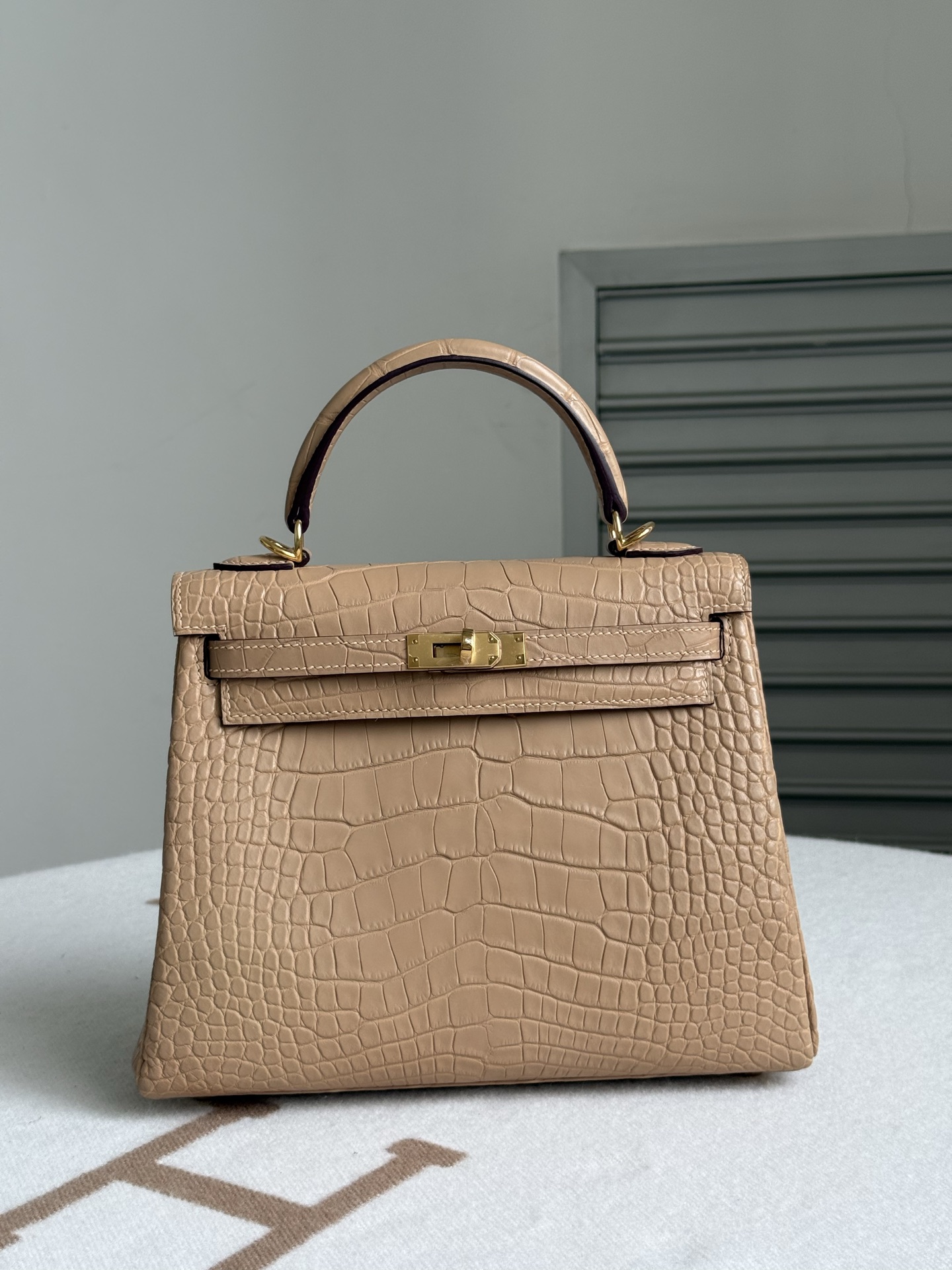 NO:811968,Newly available Kelly 25 milk tea color imported hc matte American crocodile skin three matching skins imported sheepskin lining all steel hardware hand nailed top hand sewing wax thread, Hermes, hermes, sheepskin, crocodile skin, Hermes,19860909新出现货凯莉 kelly 25 奶茶色 进口hc雾面美洲鳄鱼皮 对版三张皮 内里配进口羊皮 全钢五金 手打钉 顶级手缝蜡线,爱马仕,hermes,sheepskin,crocodile skin,Hermes,,Bag