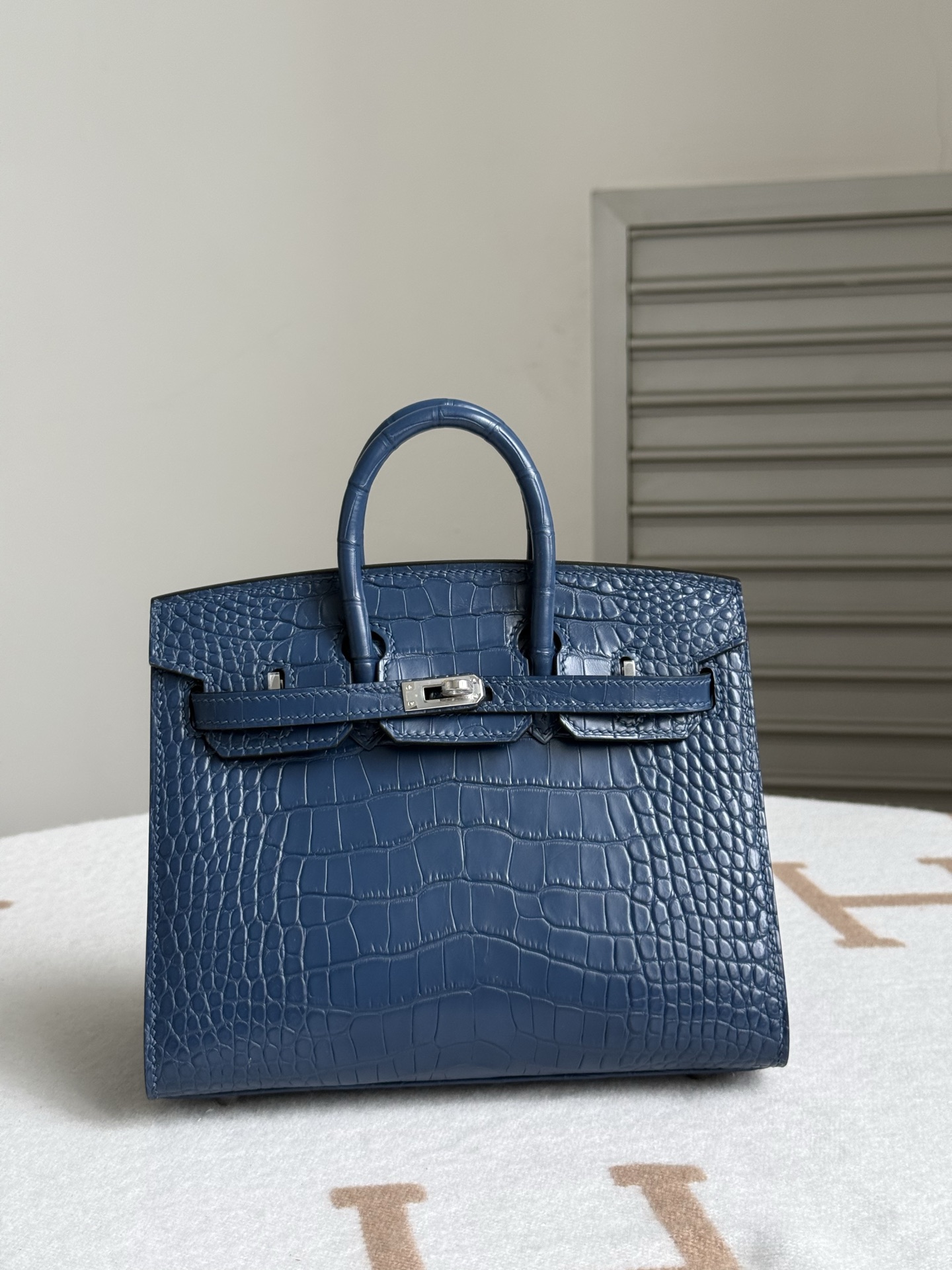 NO:851778,Newly available Birkin 20 blue imported American matte crocodile skin pure water dyeing three front belly cuts all steel hardware hand-made copper nails lining with imported sheepskin hand-stitched wax thread, Hermes, hermes, sheepskin, crocodile skin, Hermes,19860909新出现货Birkin20 蓝色 进口美洲雾面鳄鱼皮 纯水染 三张正肚皮开料 全钢五金 手打铜钉 内里配进口羊皮 手缝蜡线,爱马仕,hermes,sheepskin,crocodile skin,Hermes,,Bag