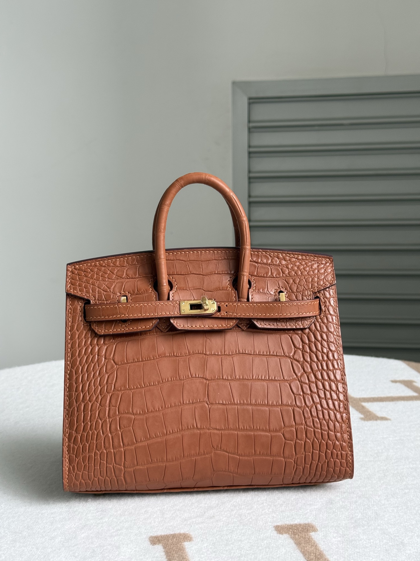 NO:851788,Newly available Birkin20, golden brown, imported American matte crocodile skin, pure water dyeing, three front belly cuts, all-steel hardware, hand-made copper nails, imported sheepskin lining, hand-stitched wax thread, Hermes, hermes, sheepskin, crocodile skin, Hermes,19860909新出现货Birkin20 金棕色 进口美洲雾面鳄鱼皮 纯水染 三张正肚皮开料 全钢五金 手打铜钉 内里配进口羊皮 手缝蜡线,爱马仕,hermes,sheepskin,crocodile skin,Hermes,,Bag