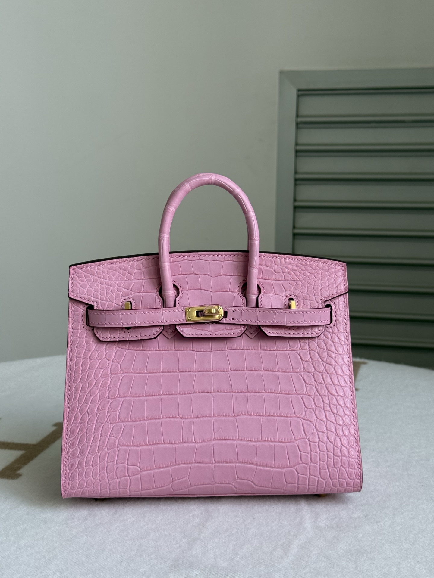 NO:851836,Newly available Birkin20 cherry blossom pink imported American matte crocodile skin pure water dyeing three front belly cuts all-steel hardware hand-made copper nails lining with imported sheepskin hand-stitched wax thread, Hermes, hermes, sheepskin, crocodile skin, Hermes,19860909新出现货Birkin20 樱花粉 进口美洲雾面鳄鱼皮 纯水染 三张正肚皮开料 全钢五金 手打铜钉 内里配进口羊皮 手缝蜡线,爱马仕,hermes,sheepskin,crocodile skin,Hermes,,Bag