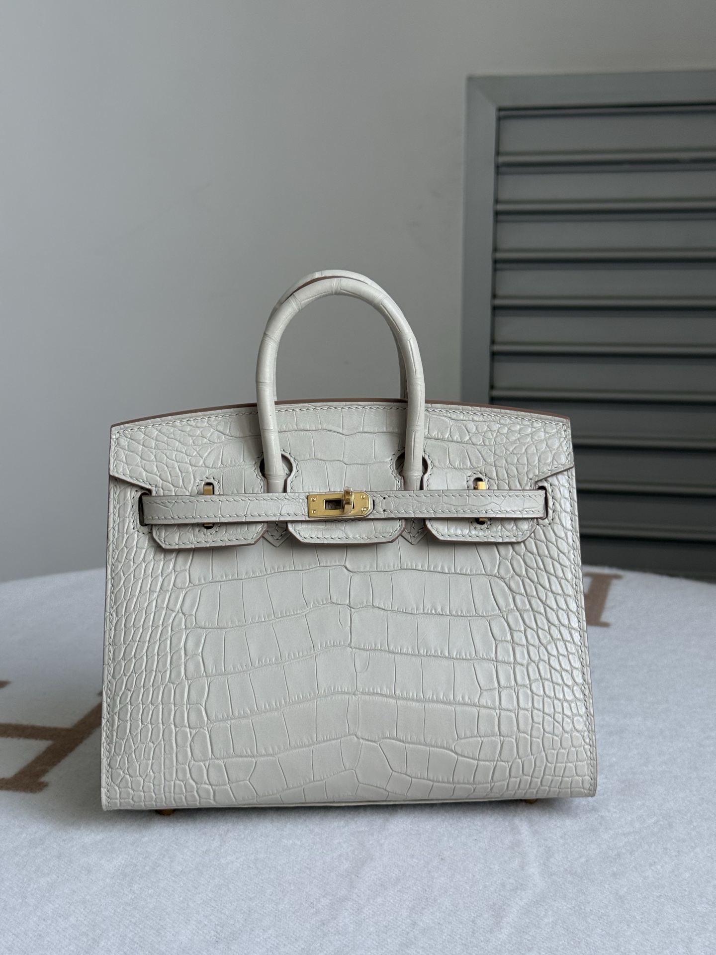 NO:851855,Newly available Birkin20 Glacier White Imported American matte crocodile skin Three front belly cuts All-steel hardware Hand-made copper nails Imported sheepskin lining Hand-stitched wax thread, Hermes, hermes, sheepskin, crocodile skin, Hermes,19860909新出现货Birkin20 冰川白 进口美洲雾面鳄鱼皮 三张正肚皮开料 全钢五金 手打铜钉 内里配进口羊皮 手缝蜡线,爱马仕,hermes,sheepskin,crocodile skin,Hermes,,Bag
