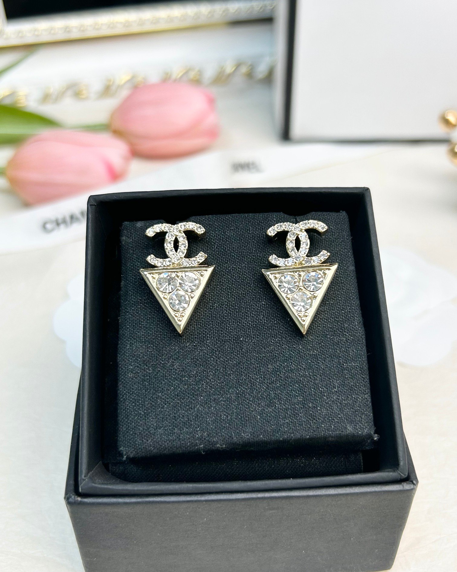 NO:101222,CHANE Xiaoxiang double c triangle diamond earrings, Chanel stud earrings, chanel, chanel, earrings19860909CHANE 小香双c三角形镶钻耳环,香奈儿耳钉,chanel,chanel,earrings,Jewelry