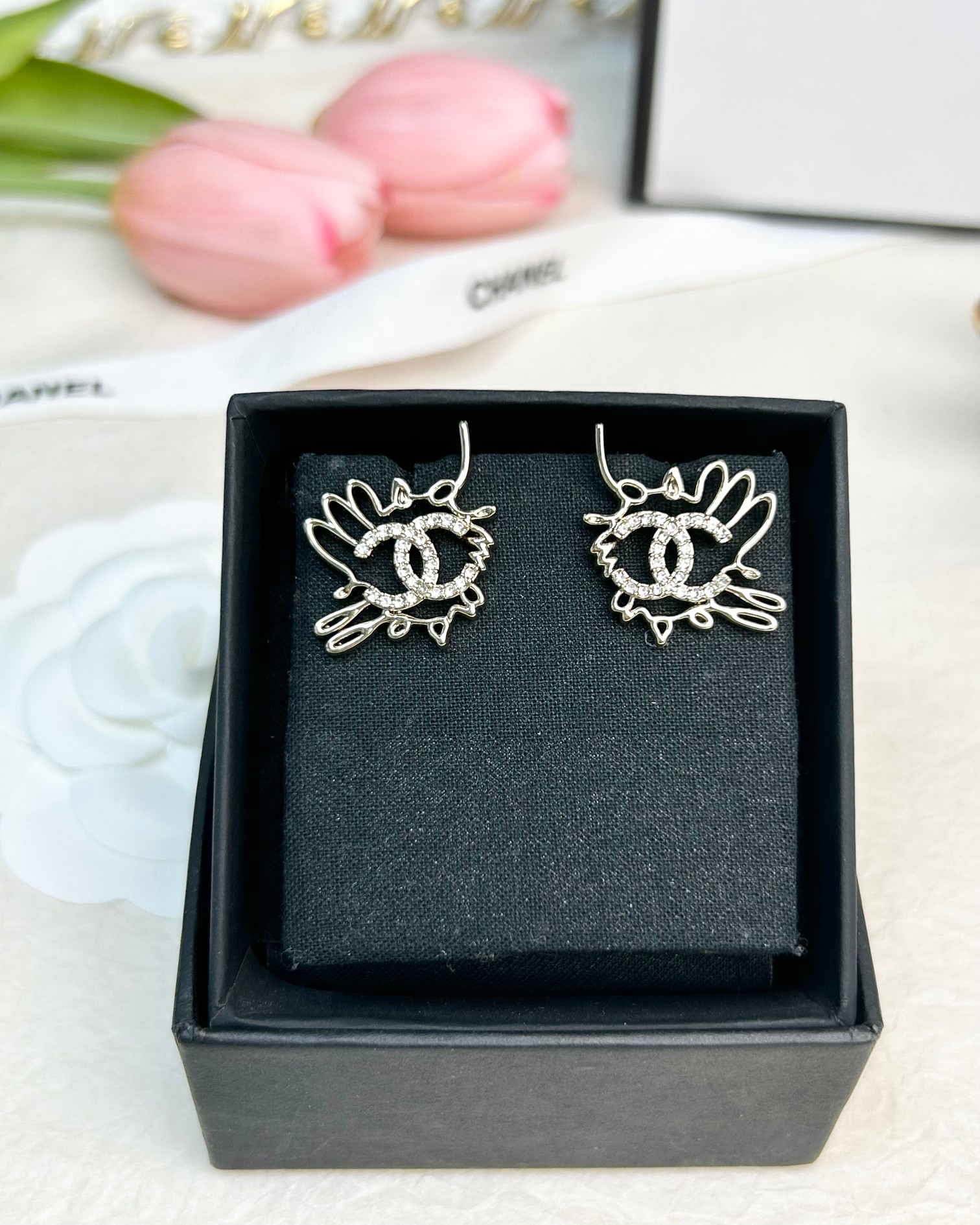 NO:101282,Xiaoxiang new style hollow pattern double c diamond inlaid earrings, Chanel earrings, chanel, earrings19860909小香新款 镂空图案 双c镶钻 耳环,香奈儿耳钉,chanel,earrings,Jewelry