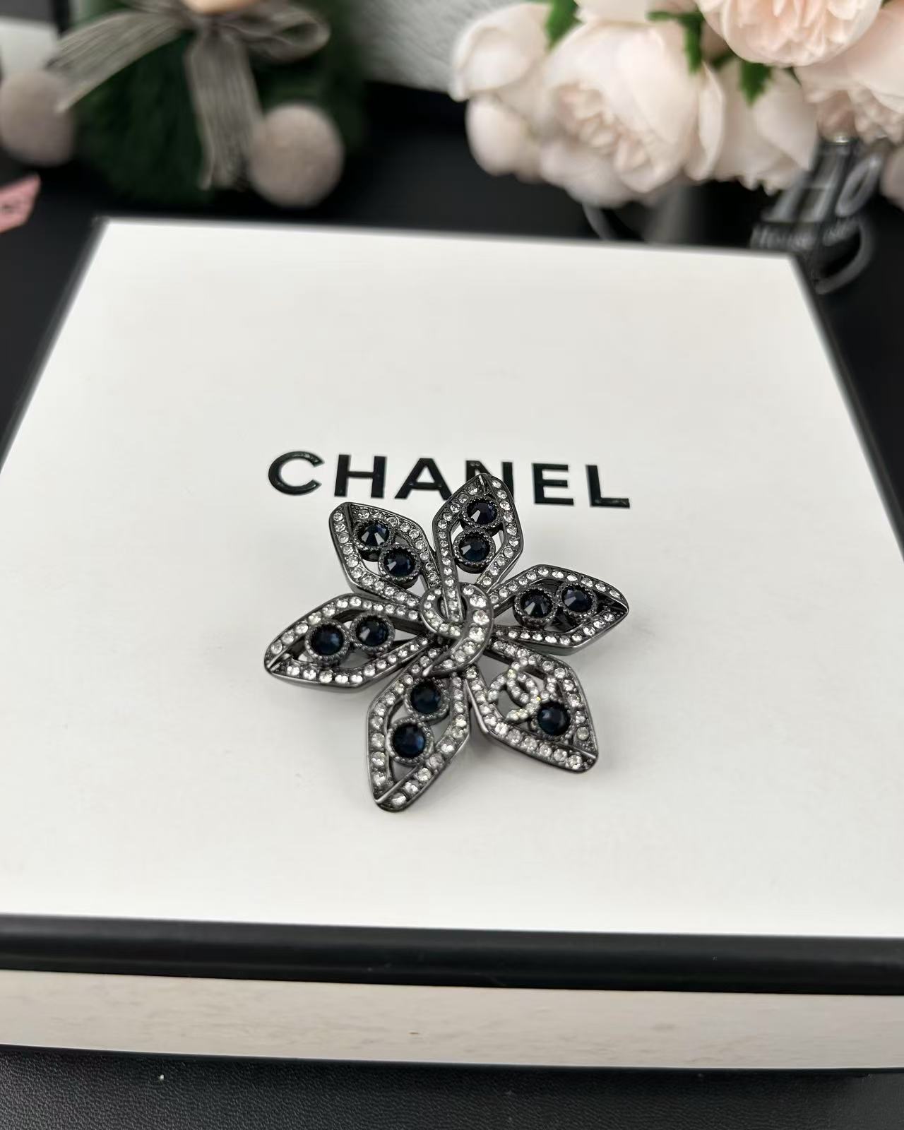 ¥118
小香新款 25a 🌸中古风枪色花朵 深蓝色水钻胸针

直径:5cm
