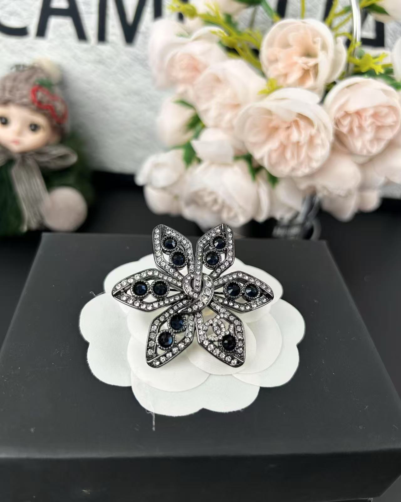 ¥118
小香新款 25a 🌸中古风枪色花朵 深蓝色水钻胸针

直径:5cm
