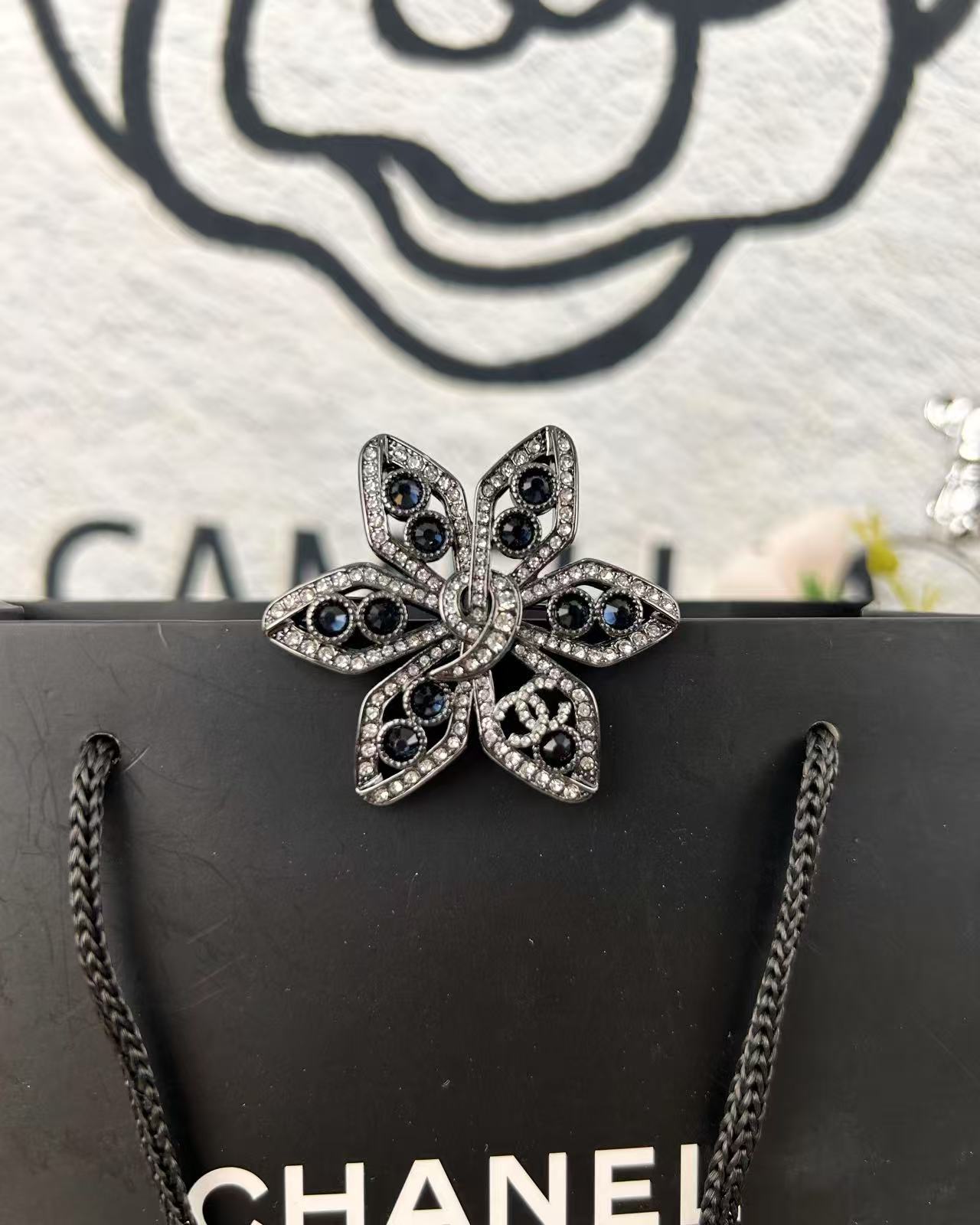 ¥118
小香新款 25a 🌸中古风枪色花朵 深蓝色水钻胸针

直径:5cm
