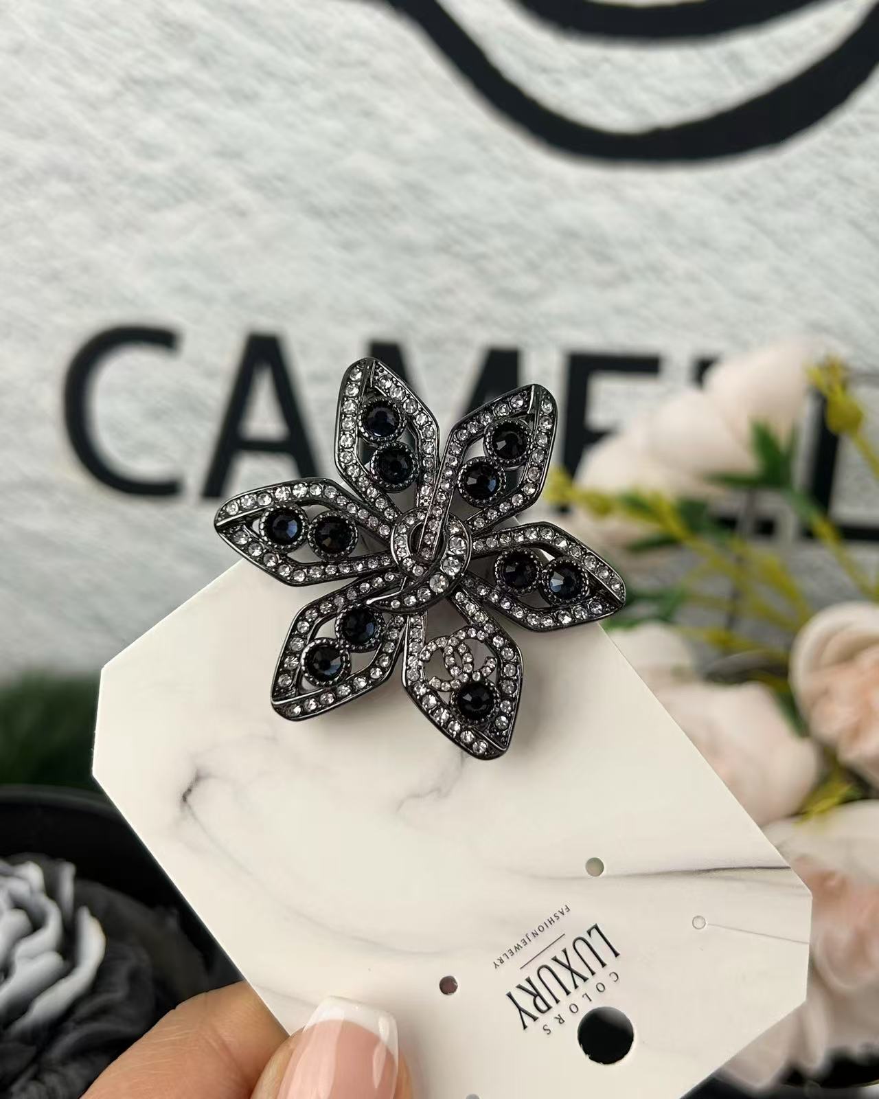 ¥118
小香新款 25a 🌸中古风枪色花朵 深蓝色水钻胸针

直径:5cm
