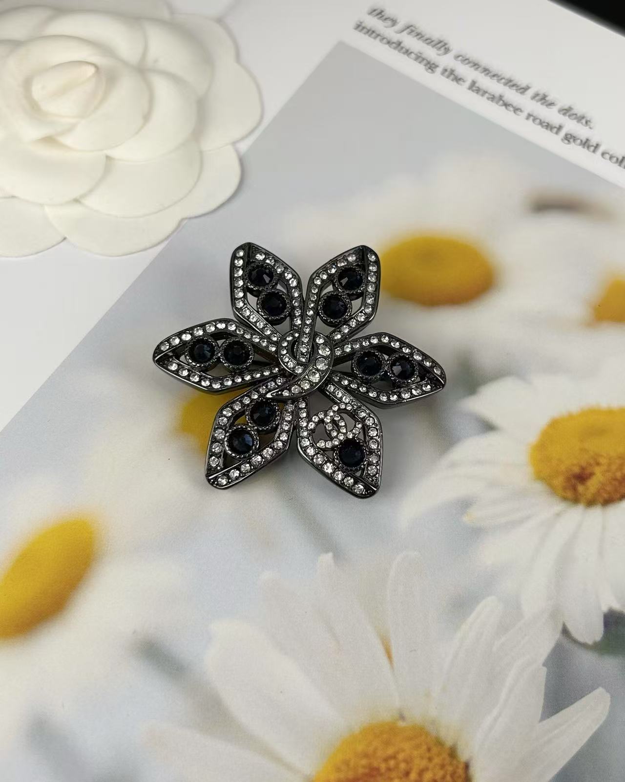 ¥118
小香新款 25a 🌸中古风枪色花朵 深蓝色水钻胸针

直径:5cm
