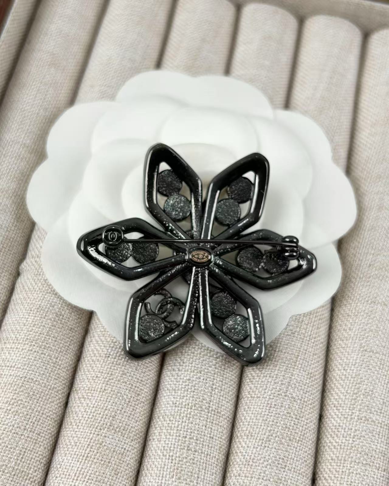 ¥118
小香新款 25a 🌸中古风枪色花朵 深蓝色水钻胸针

直径:5cm
