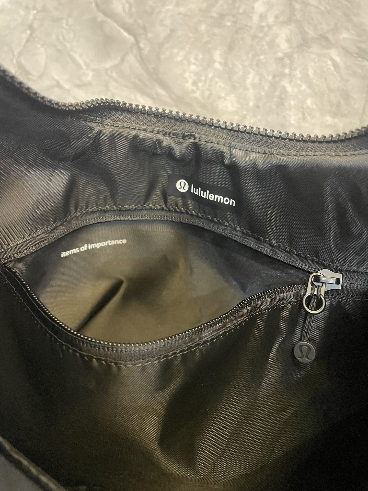 Lululemon pleated shoulder bag 10L牛角包月牙饺子包单肩女挎包容量是非常大的 7