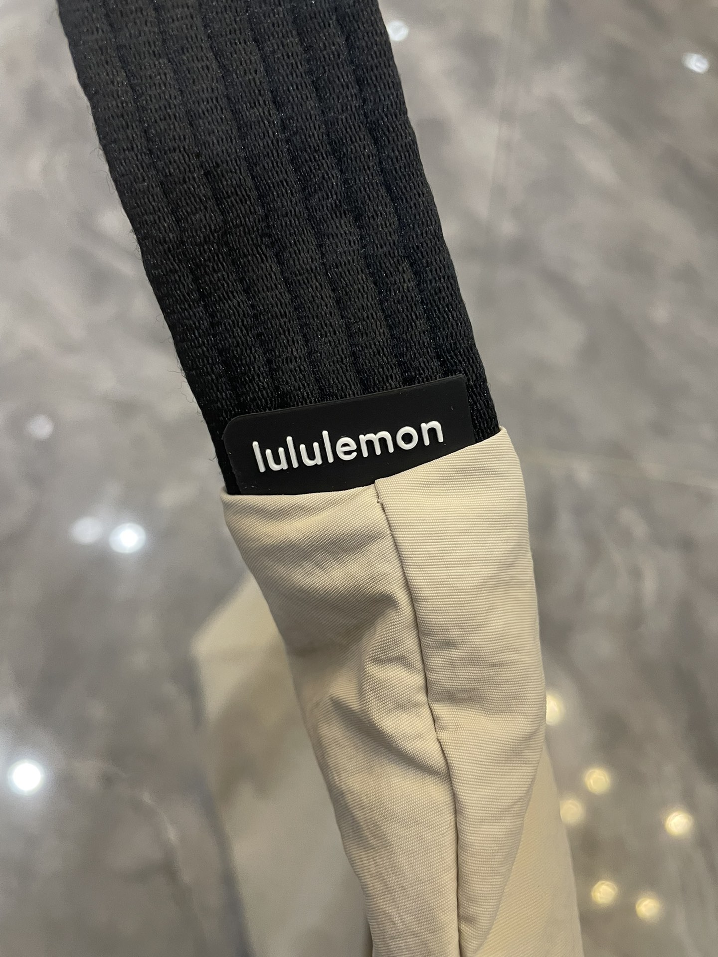 Lululemon pleated shoulder bag 10L牛角包月牙饺子包单肩女挎包容量是非常大的 6