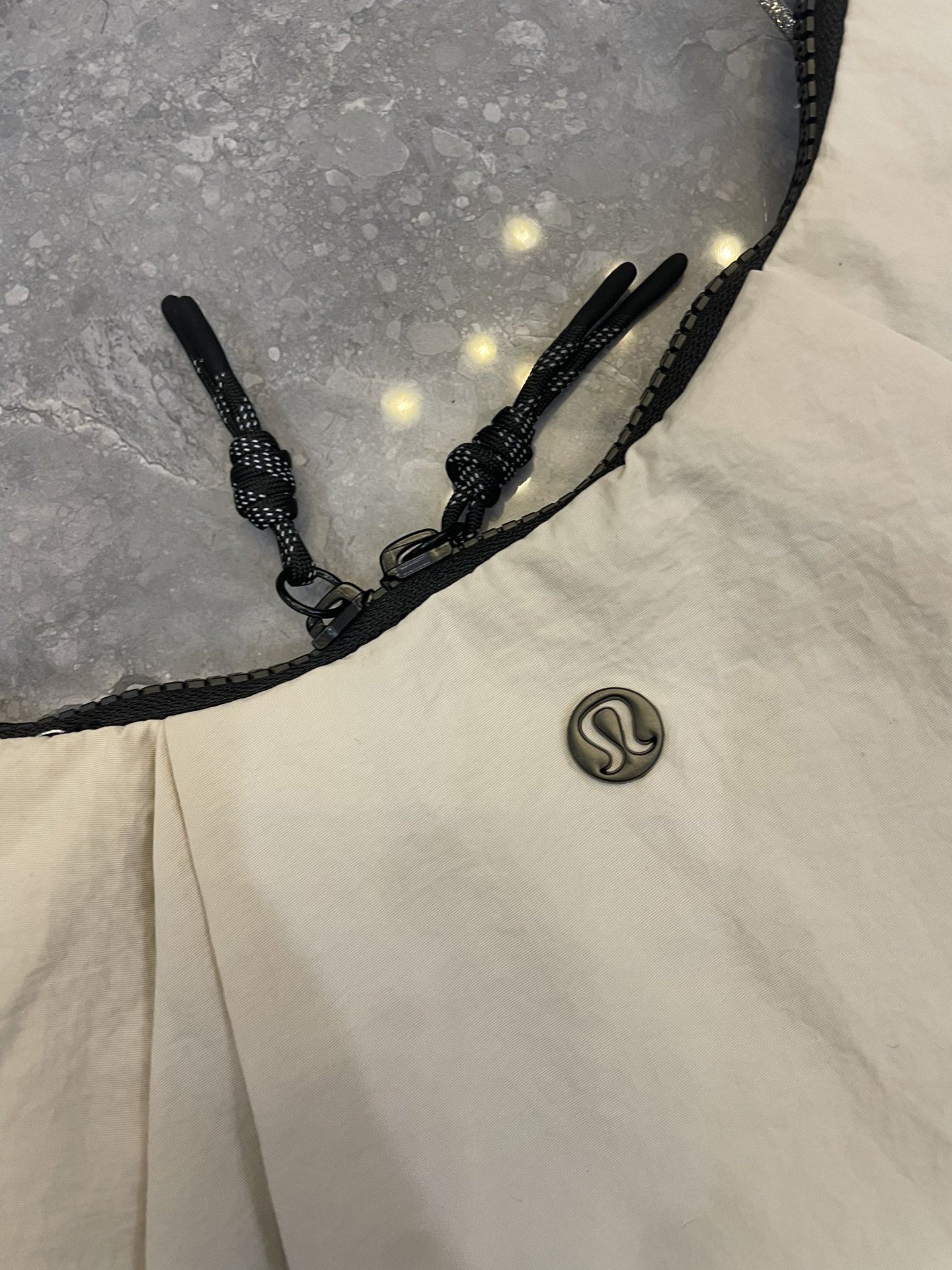 Lululemon pleated shoulder bag 10L牛角包月牙饺子包单肩女挎包容量是非常大的 3