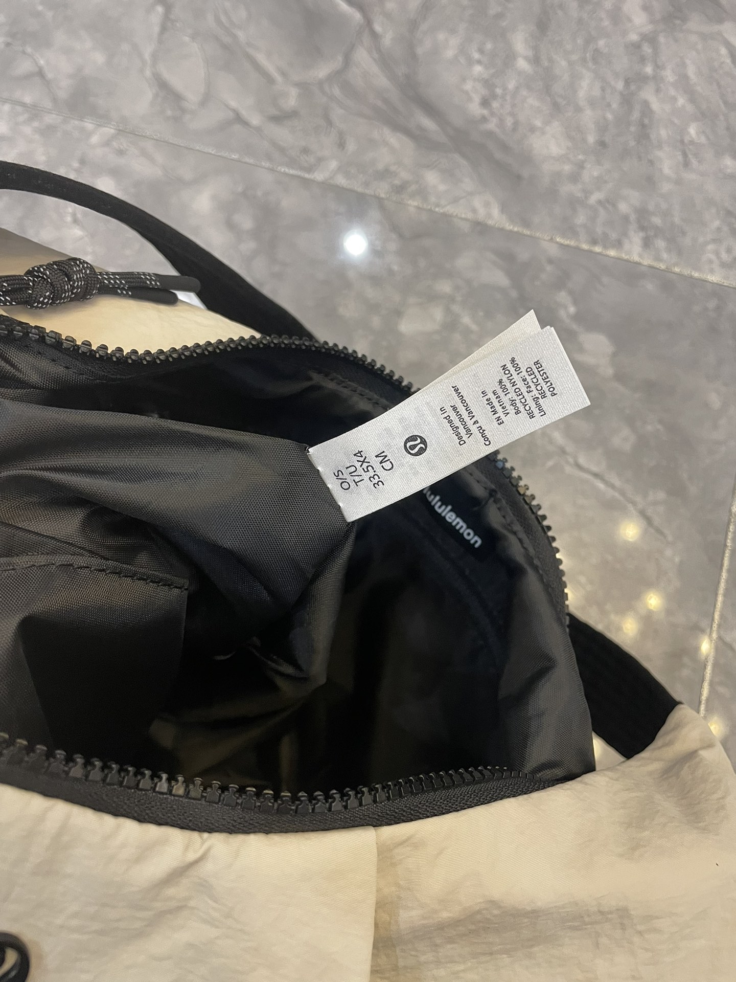 Lululemon pleated shoulder bag 10L牛角包月牙饺子包单肩女挎包容量是非常大的 8