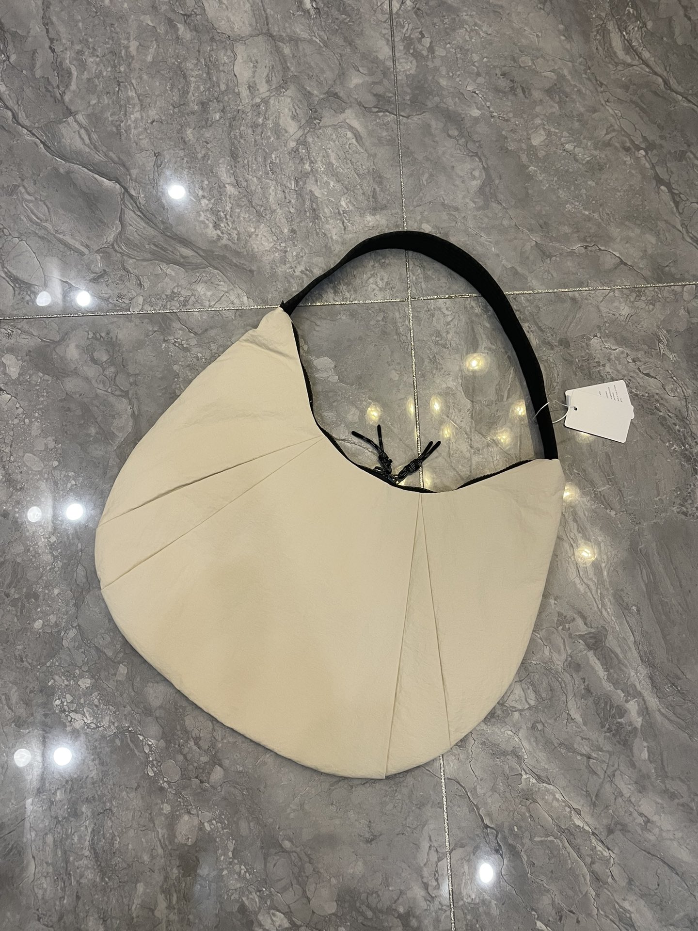 Lululemon pleated shoulder bag 10L牛角包月牙饺子包单肩女挎包容量是非常大的 2