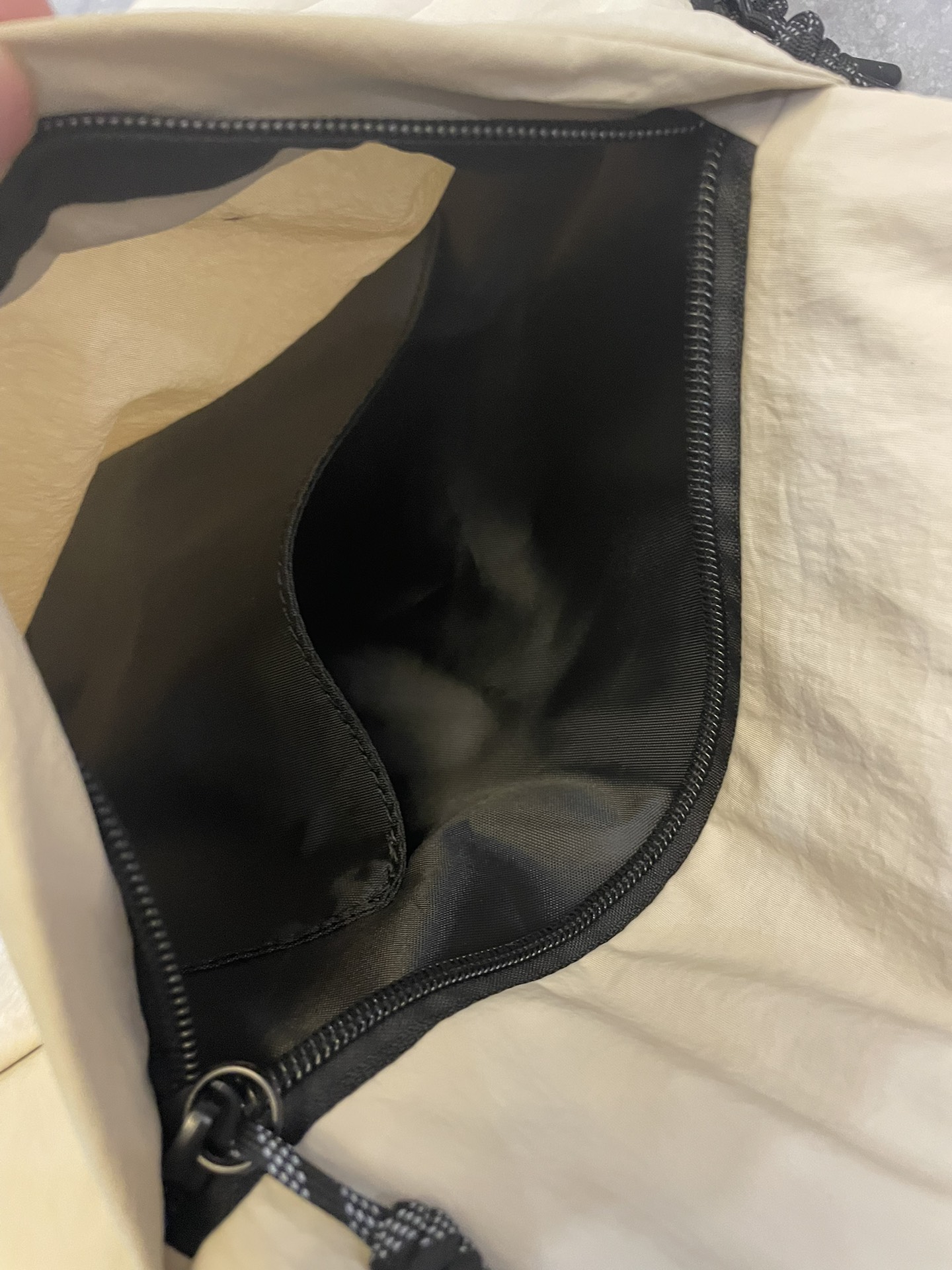 Lululemon pleated shoulder bag 10L牛角包月牙饺子包单肩女挎包容量是非常大的 4