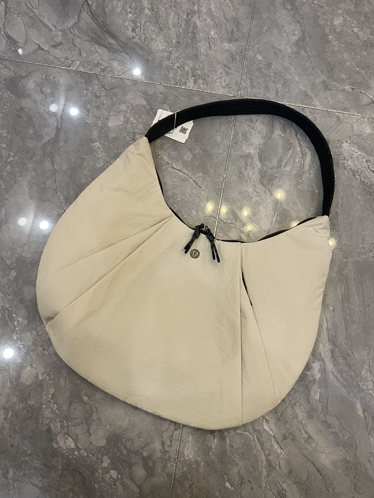 Lululemon pleated shoulder bag 10L牛角包月牙饺子包单肩女挎包容量是非常大的 9
