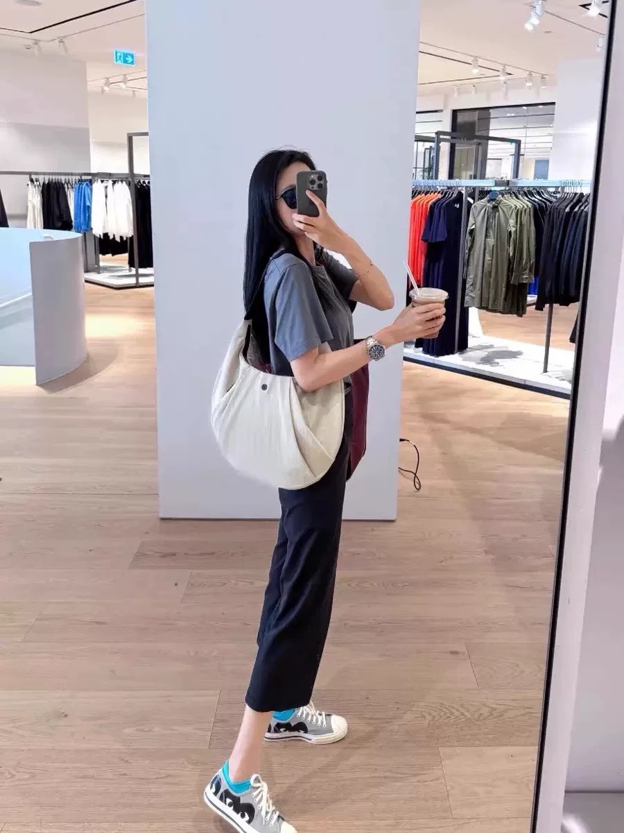 lululemon pleated牛角这应该是我近期发现最适合通勤的包包了 2