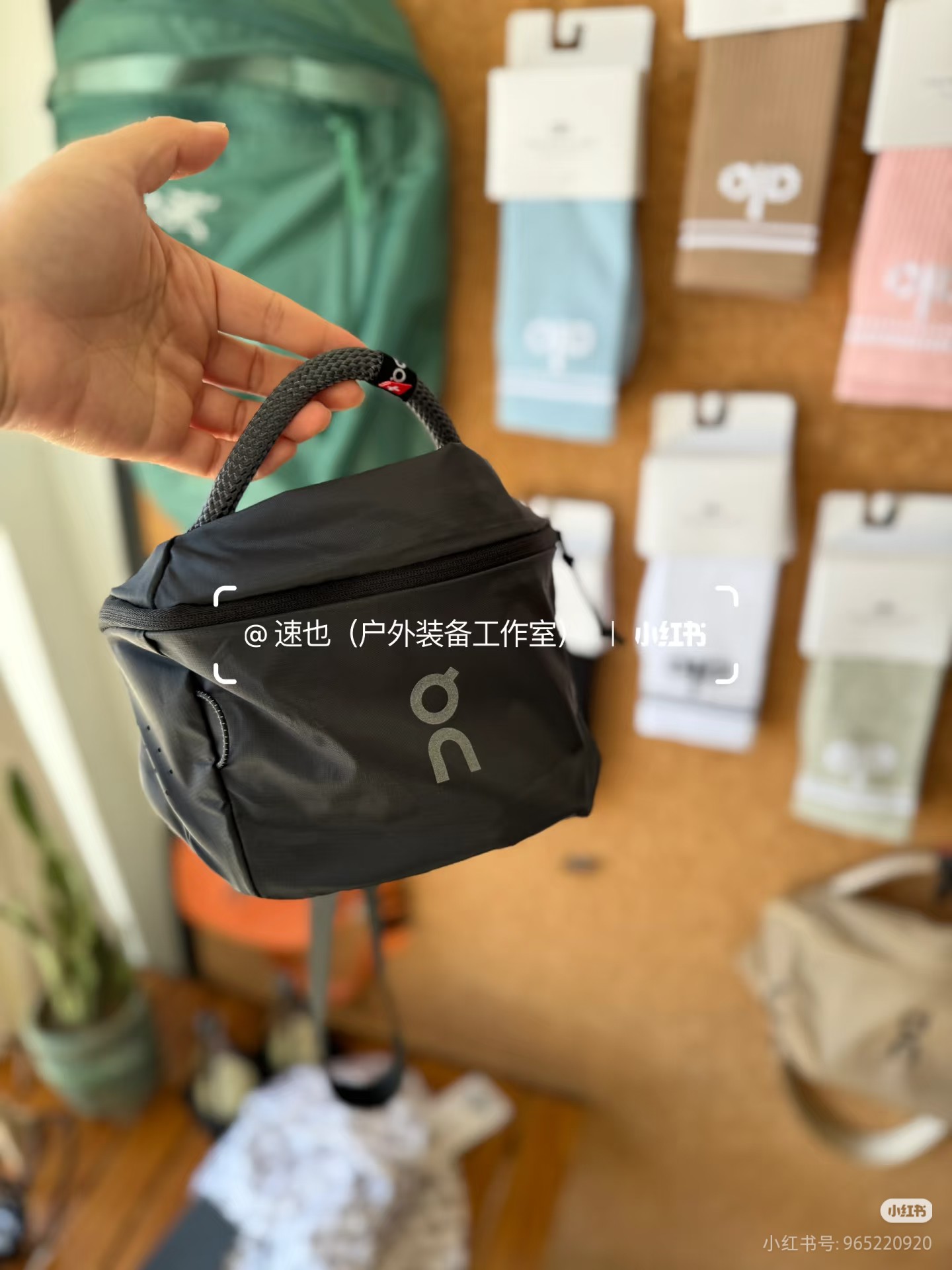 ✨颜值也是没得说，简约的线条，高级的配色，日常背也很百搭。我上次穿着它逛街，好多人问我在哪买的。 5