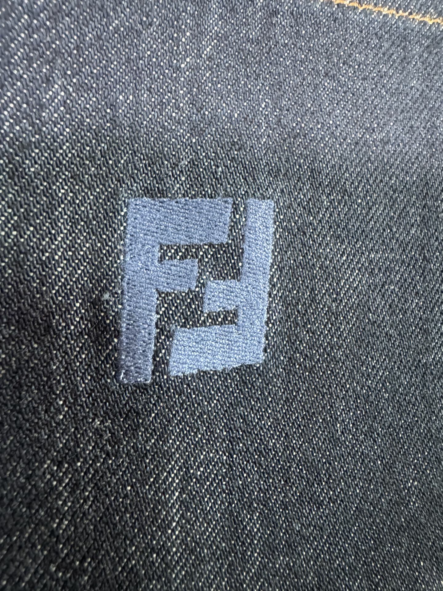   FD 专柜最新LOGO天丝木棉花混纺棉直筒牛仔裤YYDS
原色调牛仔布舒适贴肤直筒剪裁五口袋长裤 以