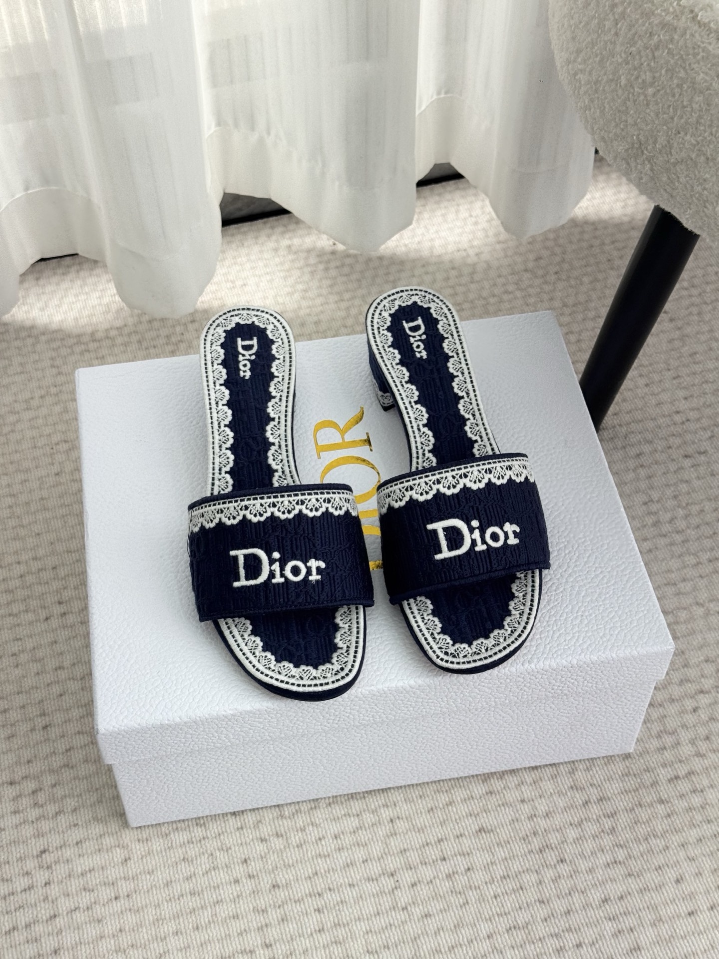 Туфли-сланцы женские Dior с кружевной отделкой