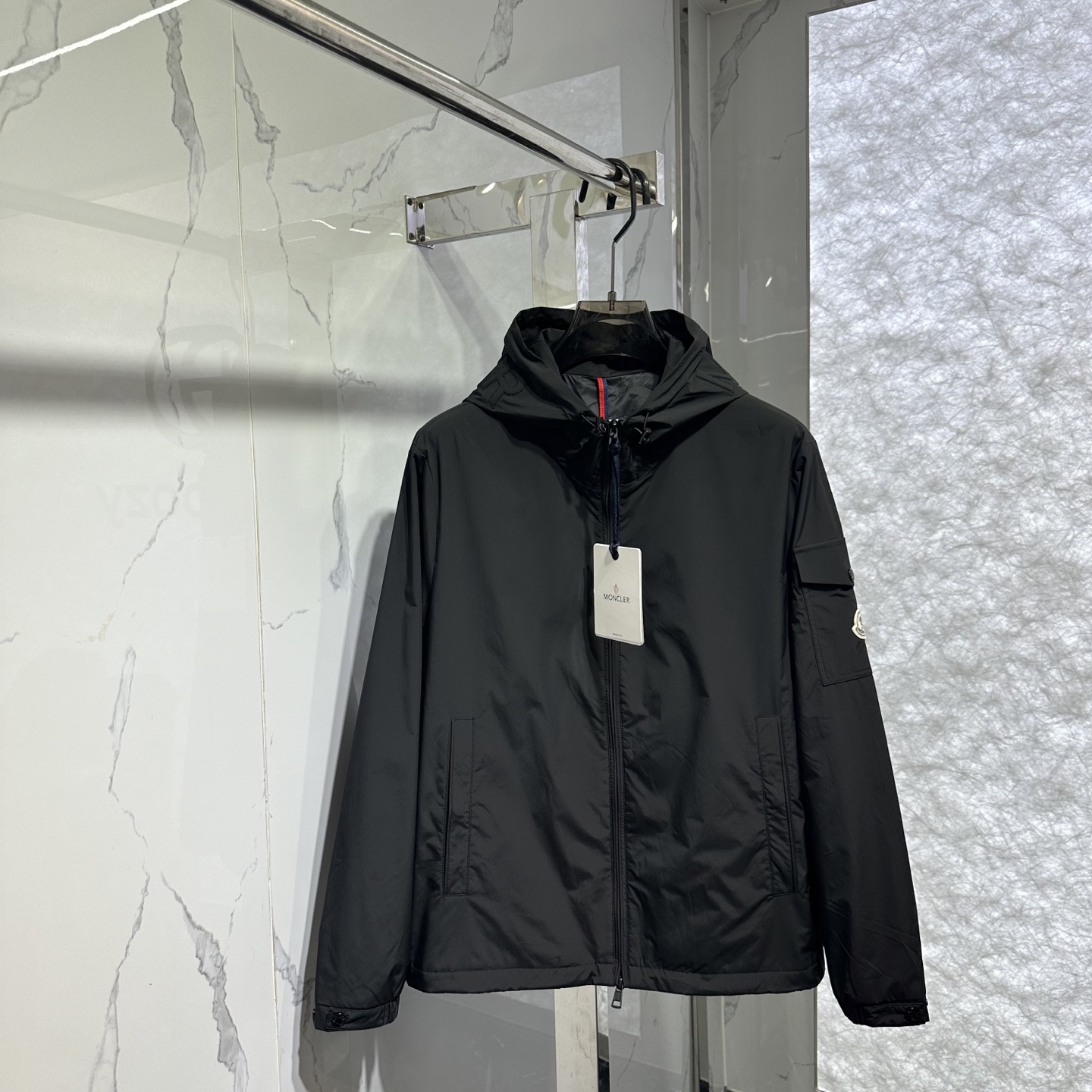 NO:503104,Monc1er 25ss new logo letters thin cotton hooded jacket color black white digit 1 2 3 4 5,,jackets & coats,hats,alexander wang19860909Monc1er 25ss新款标识字母 薄棉连帽夹克 颜色黑色 白色 码数1 2 3 4 5,,jackets & coats,hats,alexander wang,Men's clothing