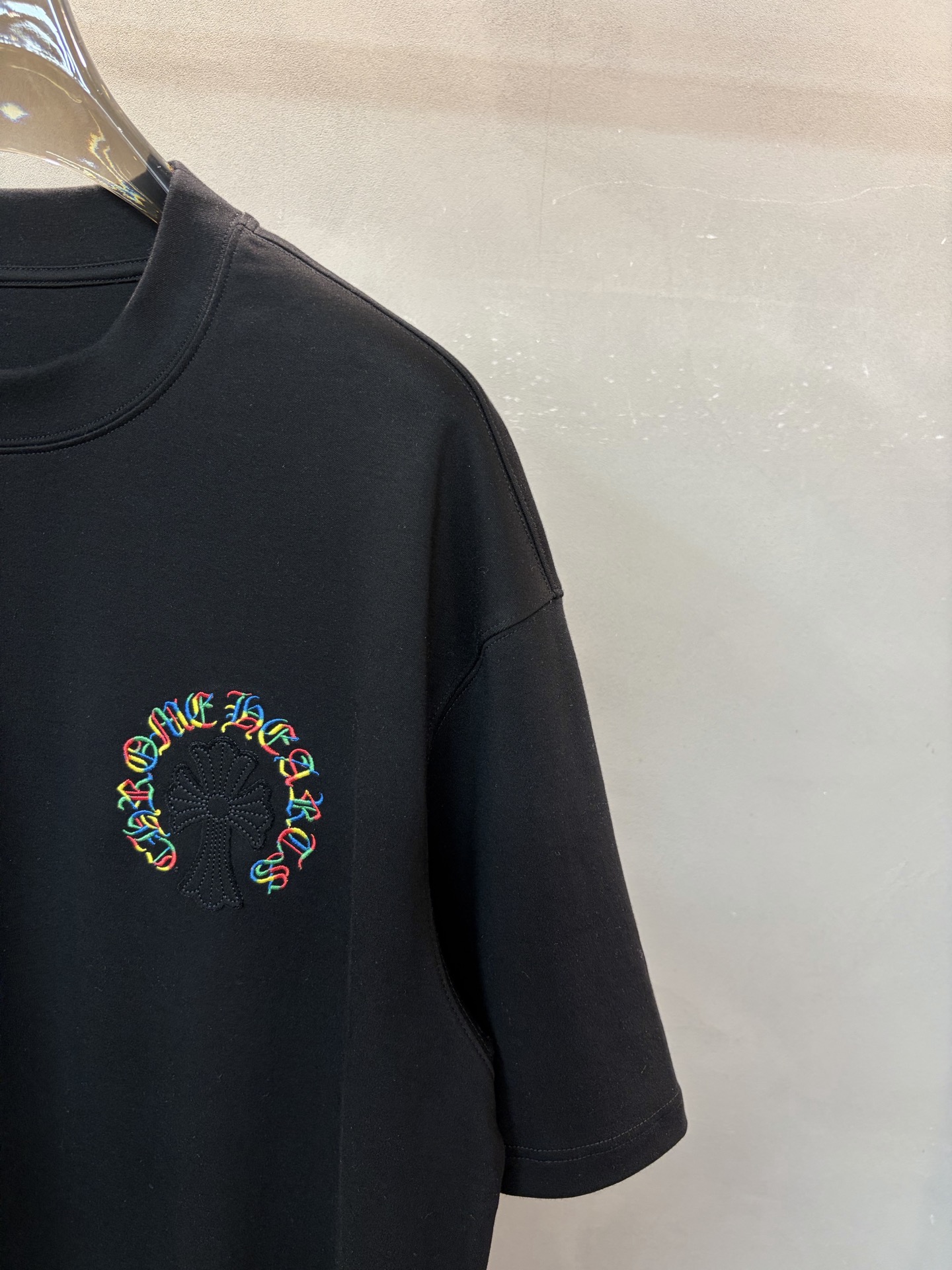 Футболка чёрная с цветной вышивкой на груди Chrome Hearts