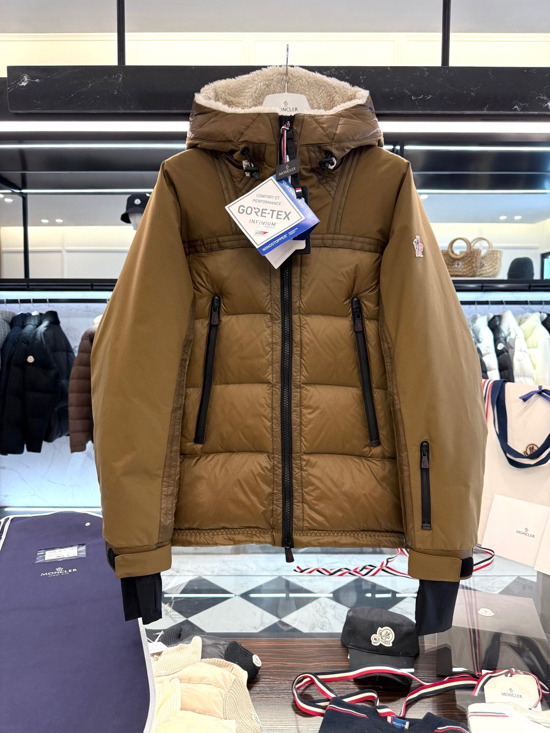 Moncler Grenoble 男士Morgins羊毛皮拼接里羽绒服.原版3W+购入开发.高端单品.柜