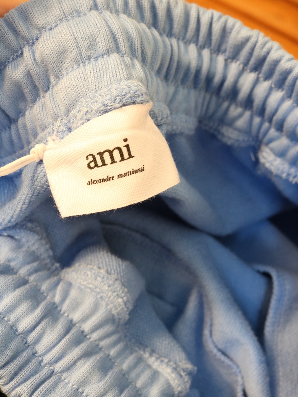 AMI毛圈绒短裤 无论是舒适度还是版型 都是业内天花板一般的存在  下摆收口设计 腰围也是弹力带设计 毛圈绒内里 一年四季都可以穿 整个舒适度拉满