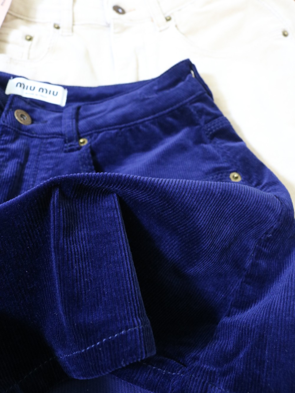 流光溢彩～ \n 对！这个光泽感是灯芯绒！ miumiu第一款灯芯绒面料的短裤  定位活性刺绣，重工洗水工艺进口面料