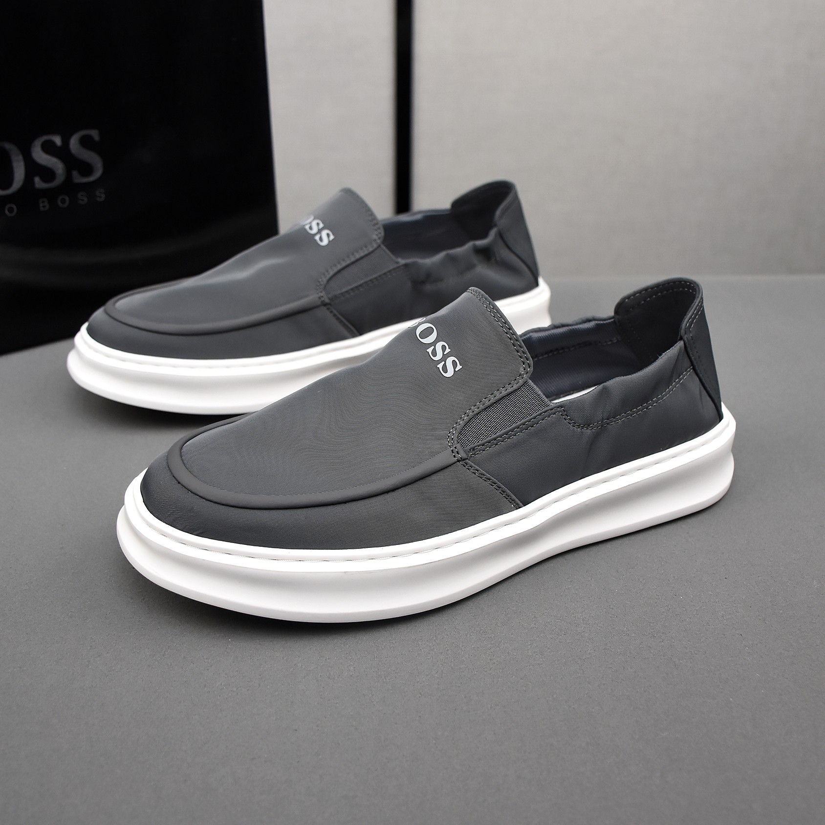 NO:273681,PBOSS breathable small cloth shoes, the upper is made of comfortable and breathable fabric, and ultra-light rubber foamed outsole. Men's model 38-44.,19860909PBOSS透气小布鞋,鞋面采用舒适透气布料,超轻橡胶发泡大底.男款38-44.,,Men's shoes