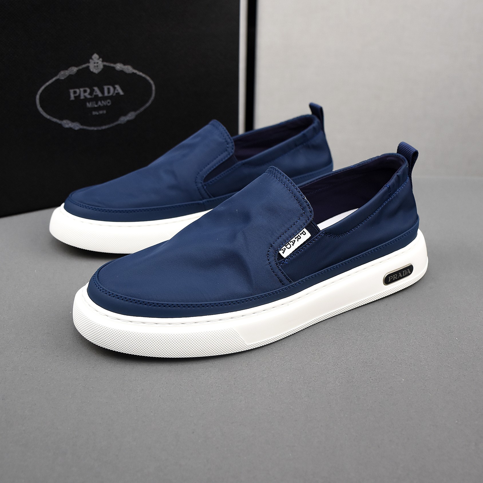 NO:277104,PPrada breathable small cloth shoes, the upper is comfortable and breathable fabric, ultra-light and soft foamed outsole. Men's model 39-44.,,prada,prada19860909PPrada普拉达透气小布鞋,鞋面采用舒适透气布料,超轻软发泡大底.男款39-44.,,prada,prada,Men's shoes