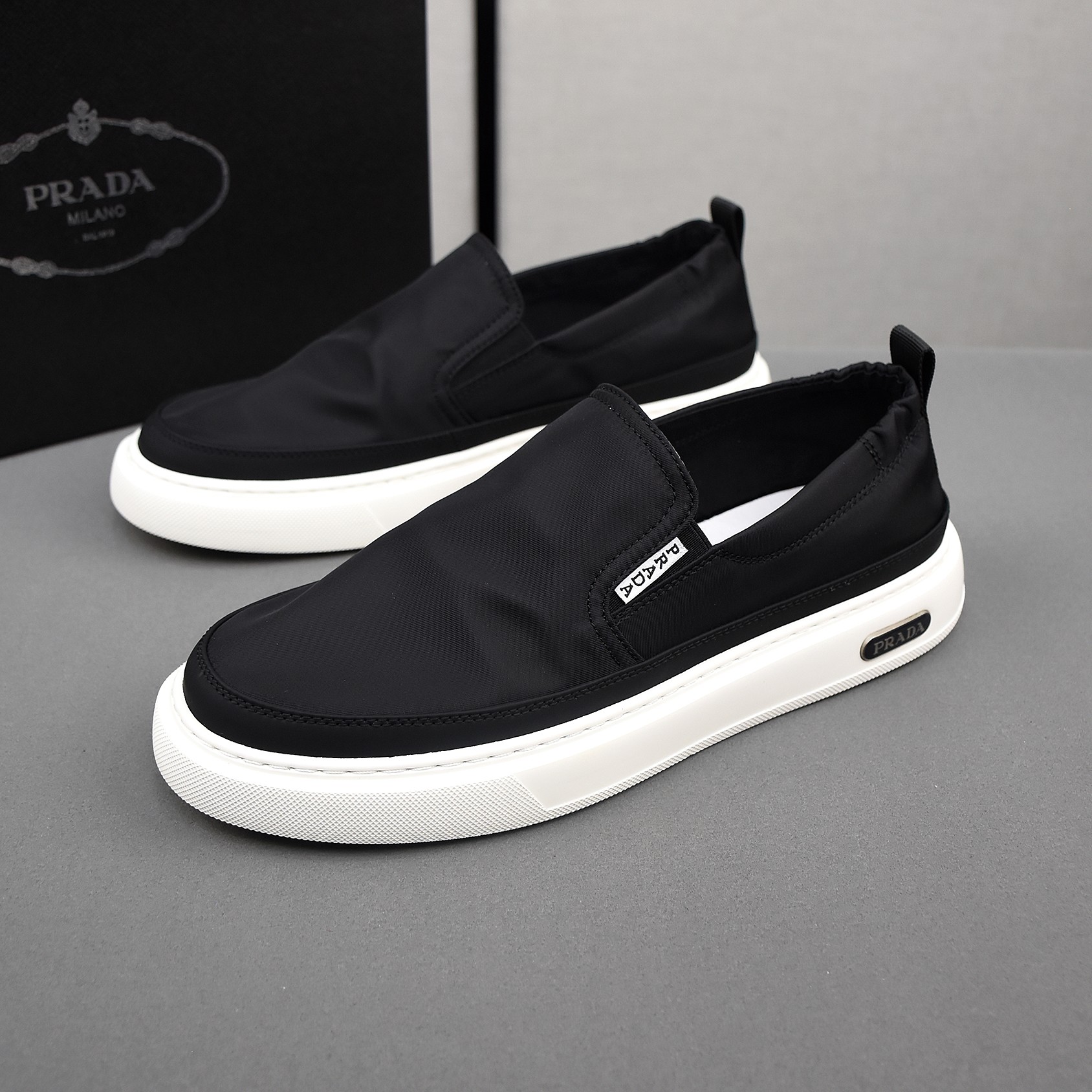 NO:346063,PPrada breathable small cloth shoes, the upper is comfortable and breathable fabric, ultra-light and soft foamed sole. Men's model 39-44 (38 customized),, prada, prada19860909PPrada普拉达透气小布鞋,鞋面采用舒适透气布料,超轻软发泡大底.男款39-44(38定做),,prada,prada,Men's shoes