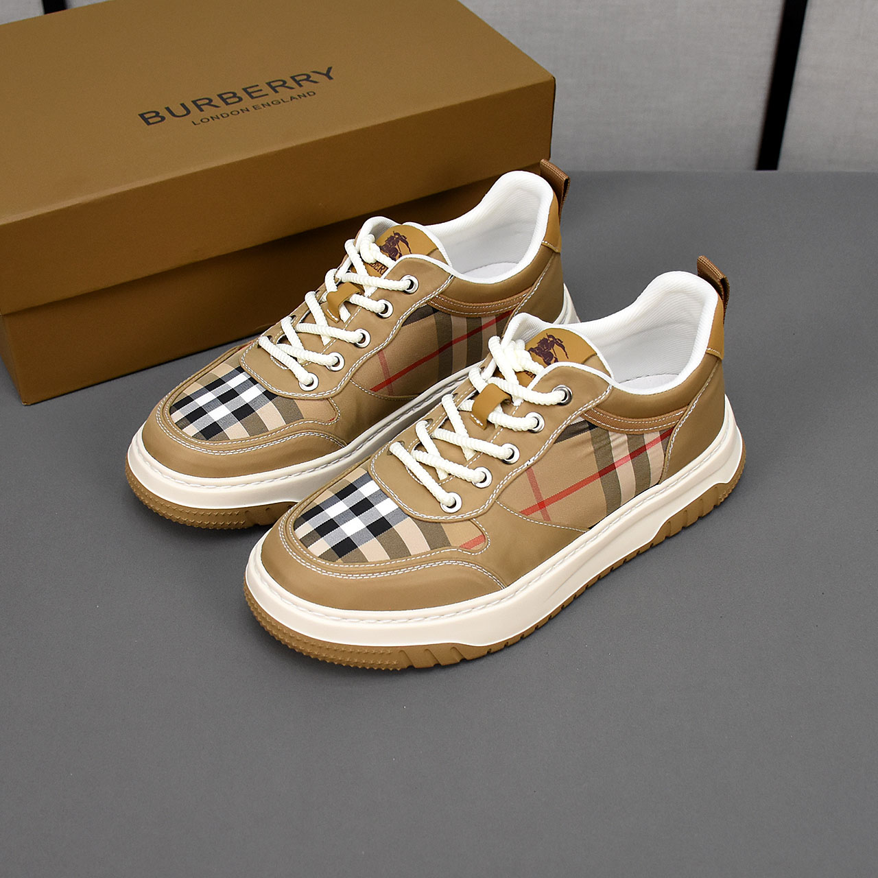 NO:274012,Burberry [Burberry] batch, fashionable lace-up shoes, upper is made of breathable fabric, rubber foam sole, men's size 38-44, burberry, burberry19860909Burberry【巴宝莉】批,时尚系带布鞋,鞋面采用透气布料,橡胶发泡鞋底,男码38-44,,burberry,burberry,Men's shoes