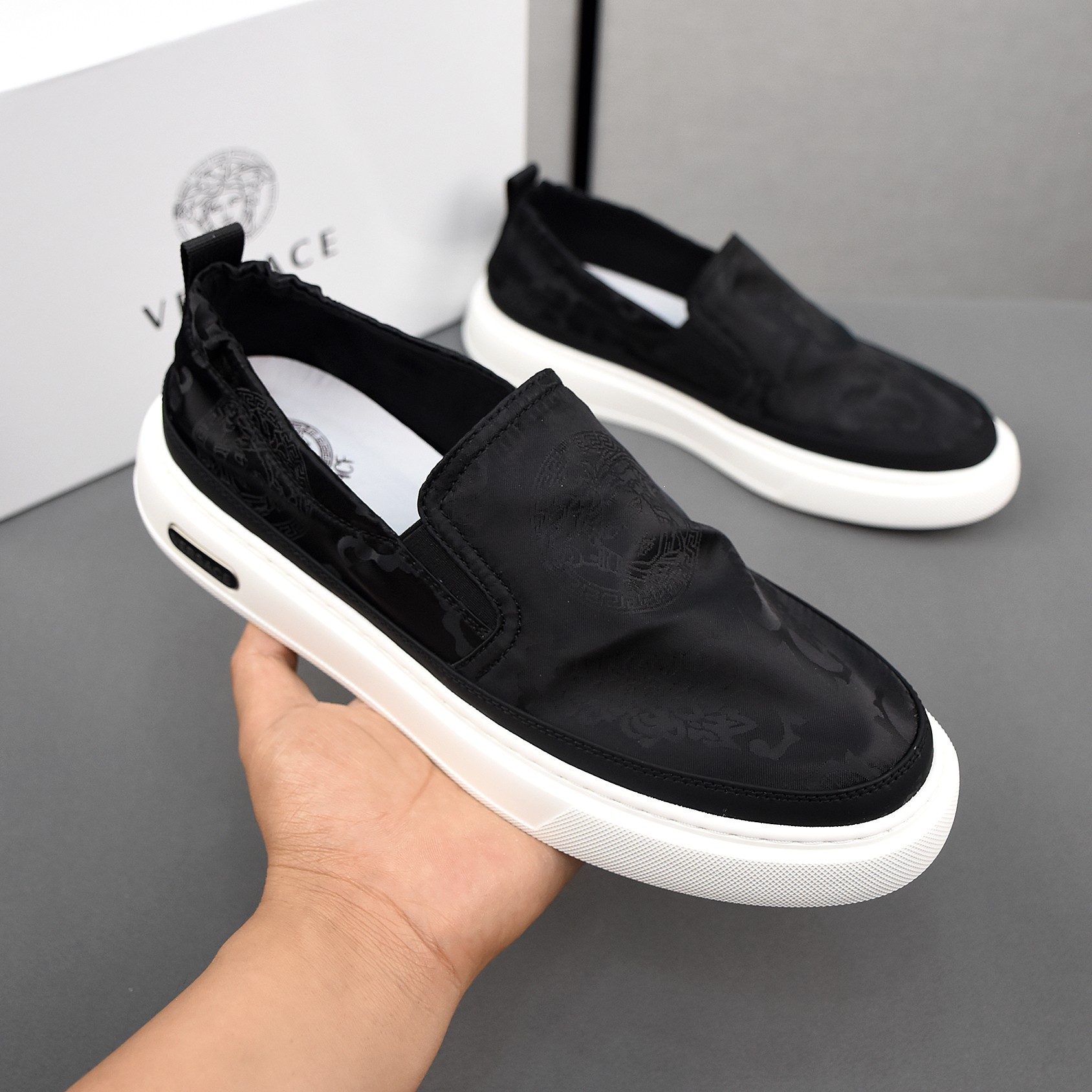 NO:272144,VERSACE [Versace]. Breathable small cloth shoes, the upper is comfortable and breathable fabric, ultra-light and soft foamed sole. Men's model 39-44., versace, versace19860909VERSACE【范思哲】批.透气小布鞋,鞋面采用舒适透气布料,超轻软发泡大底.男款39-44.,,versace,versace,Men's shoes