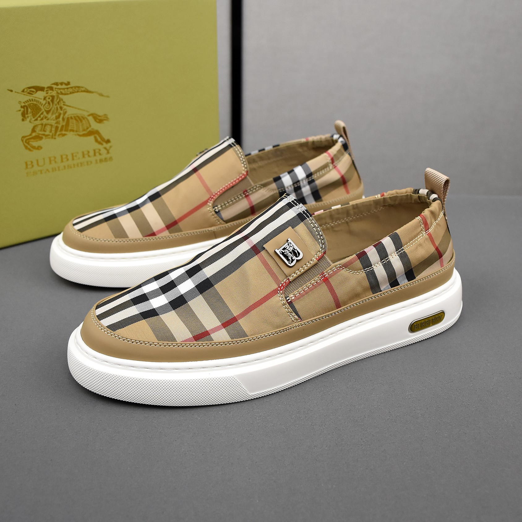 NO:276363,P (Burberry) breathable small cloth shoes, the upper is comfortable and breathable fabric, ultra-light soft rubber foamed sole. Men's model 38-44.,,burberry19860909P（巴宝莉）透气小布鞋,鞋面采用舒适透气布料,超轻软橡胶发泡大底.男款38-44.,,burberry,Men's shoes