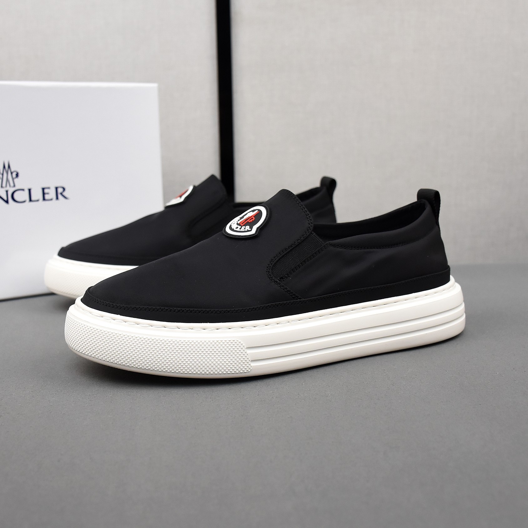 NO:348242,PMoncler [blocked] breathable small cloth shoes, the upper is made of comfortable and breathable fabric, ultra-light soft rubber outsole. Men's model 39-44 (38 customized).,,Moncler19860909PMoncler【蒙口】透气小布鞋,鞋面采用舒适透气布料,超轻软橡胶大底.男款39-44(38定做).,,Moncler,Men's shoes