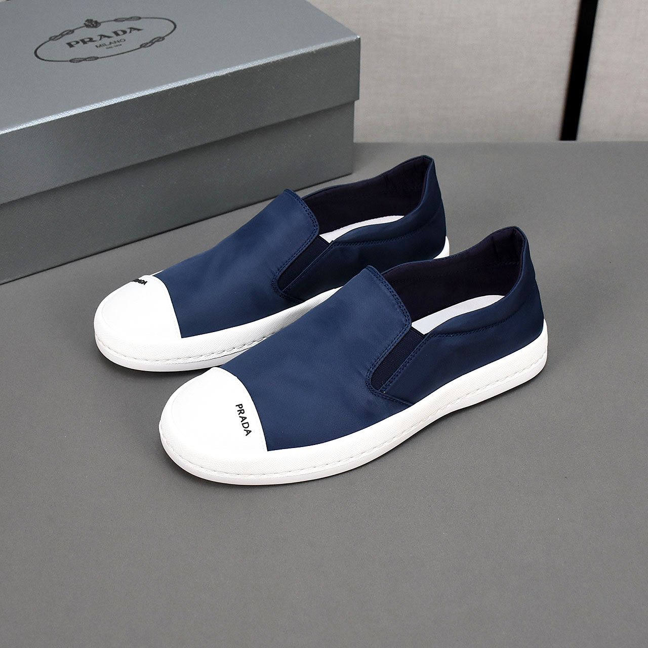 NO:284537,P Prada breathable small cloth shoes, the upper is comfortable and breathable fabric, ultra-light soft rubber outsole. Men's model 39-44.,,prada19860909P普拉达透气小布鞋,鞋面采用舒适透气布料,超轻软橡胶大底.男款39-44.,,prada,Men's shoes