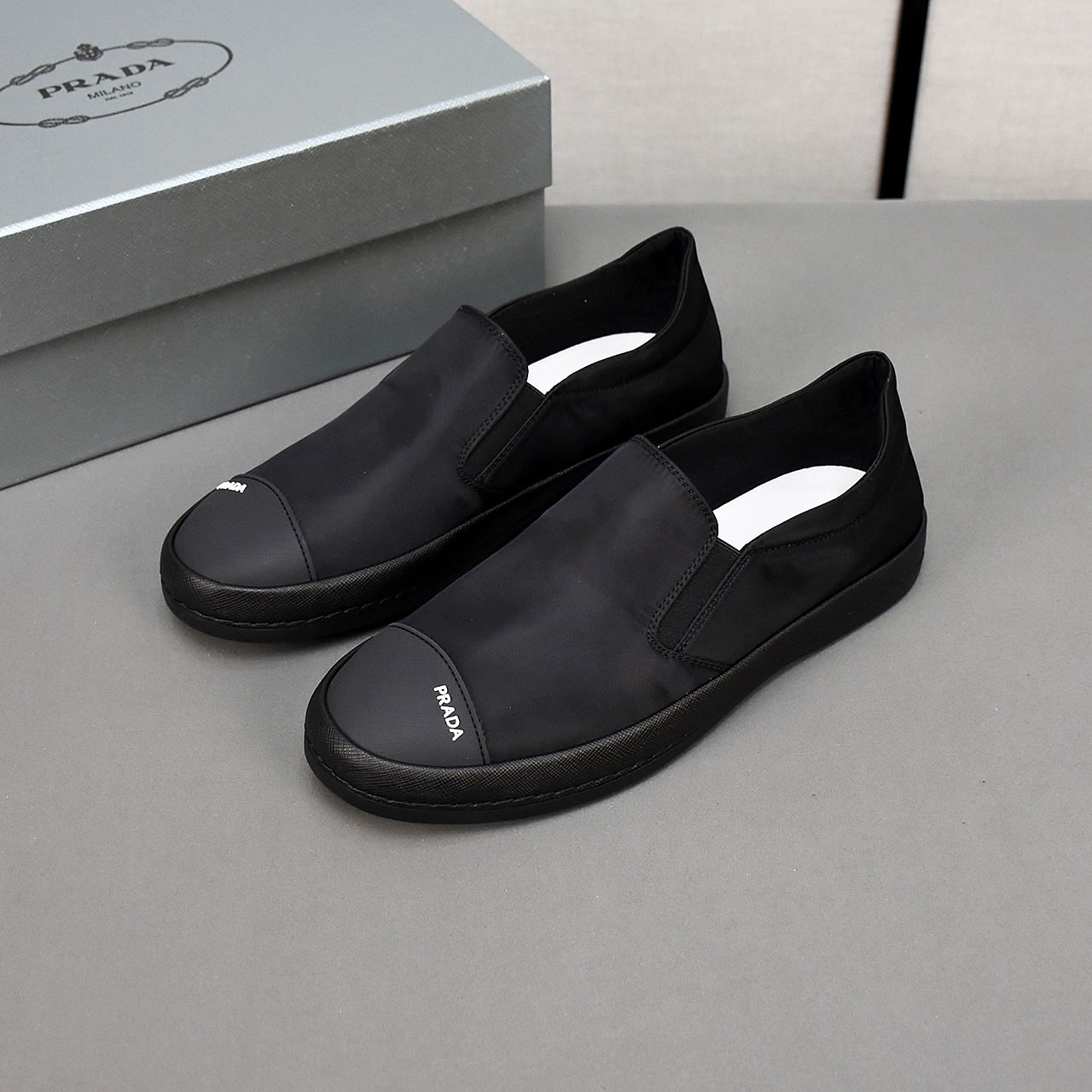 NO:347181,P Prada breathable small cloth shoes, the upper is comfortable and breathable fabric, ultra-light soft rubber outsole. Men's model 39-44.,,prada19860909P普拉达透气小布鞋,鞋面采用舒适透气布料,超轻软橡胶大底.男款39-44.,,prada,Men's shoes
