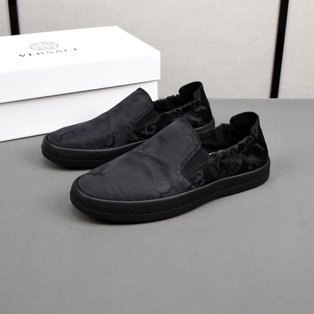 NO:354993,P Versace breathable small cloth shoes, the upper is comfortable and breathable fabric, and ultra-light soft rubber outsole. Men's model 38-44., versace19860909P范思哲透气小布鞋,鞋面采用舒适透气布料,超轻软橡胶大底.男款38-44.,,versace,Men's shoes